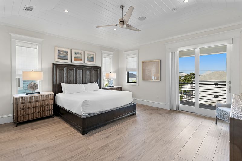 Bedroom 8 (Third Floor): King Bed with Private Bathroom, Shower and Tub