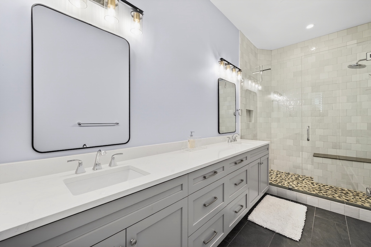 King Room Ensuite Bath  | Southern Grace | 6 23rd Ave.