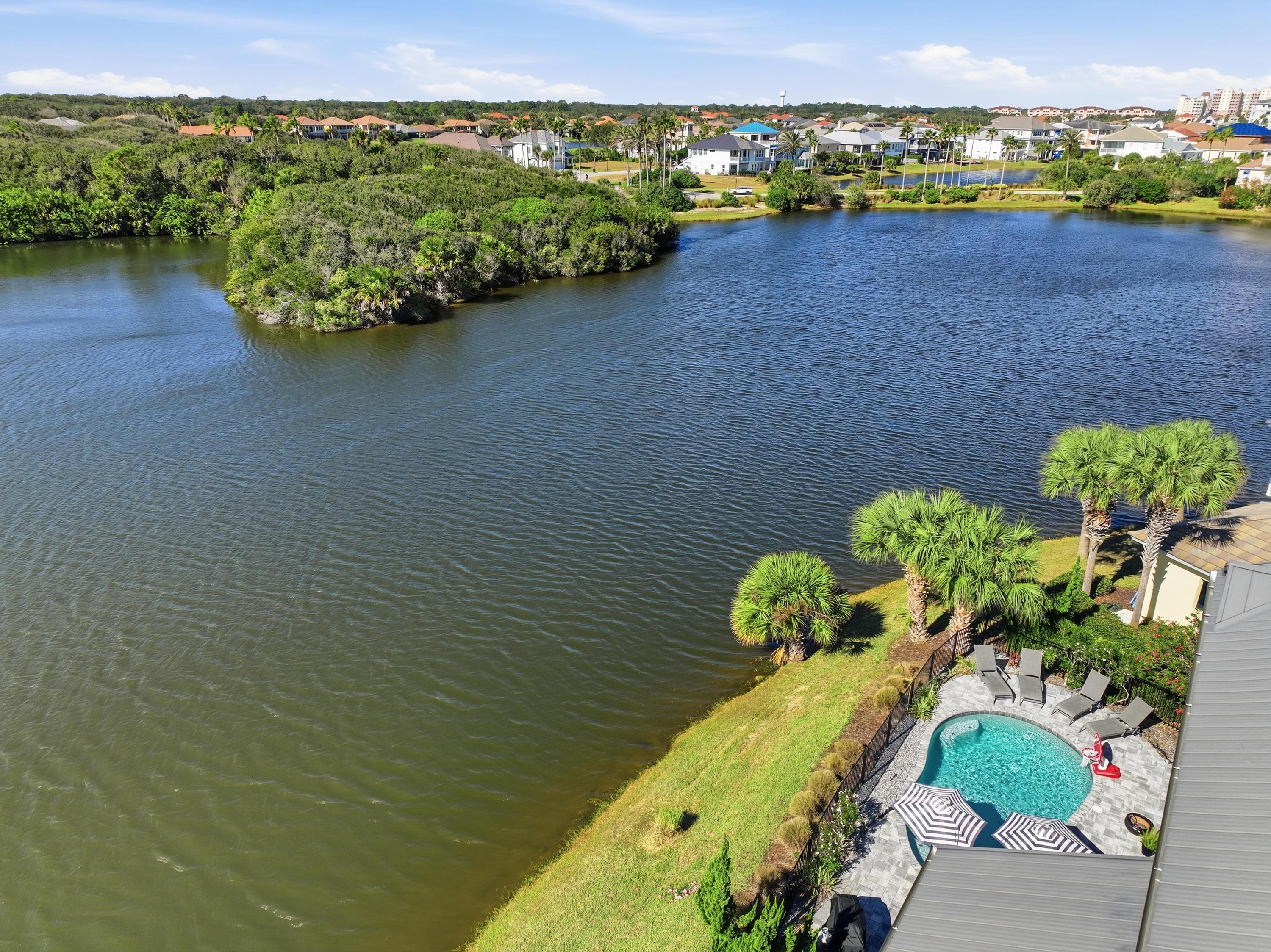 Your own private slice of Cinnamon Beach paradise 🌴💦
Soak up panoramic lake views, lounge by the private pool, and enjoy that “end-lot” privacy that makes this home feel like a true luxury retreat.