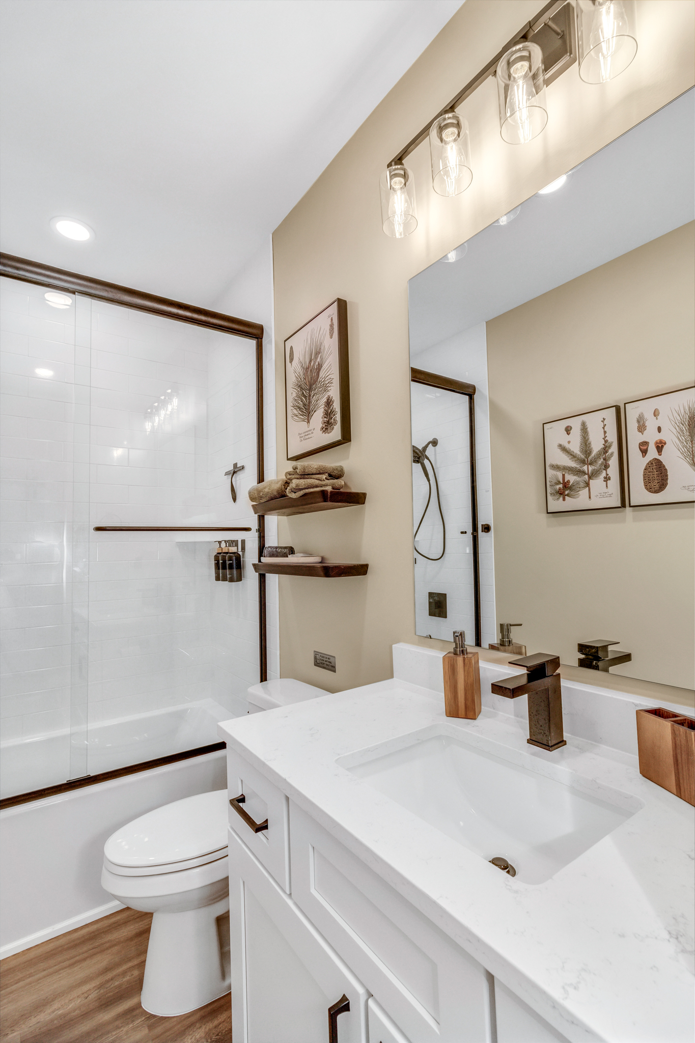 Second full Bathroom in Hallway