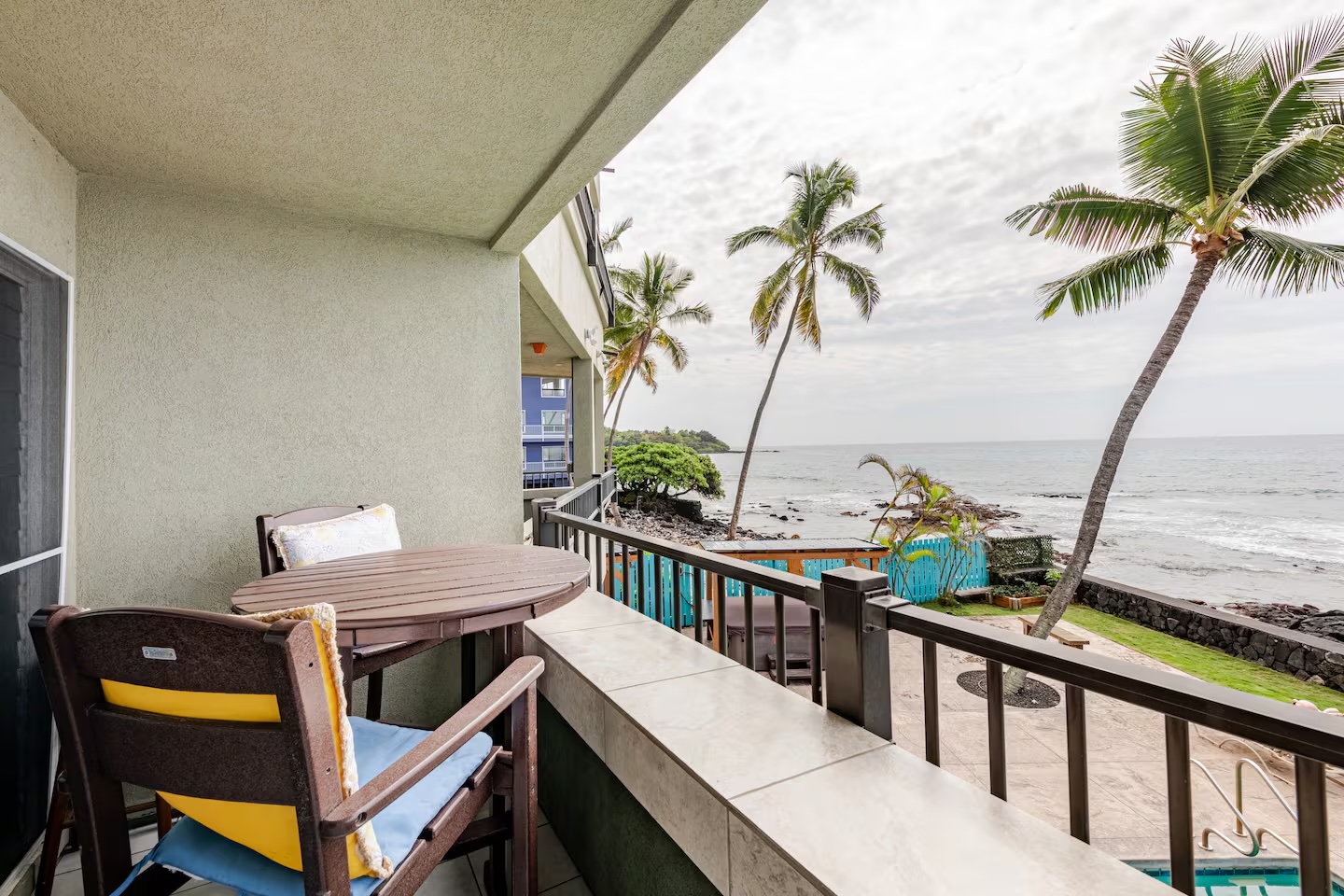 Nice long oceanfront deck with double sliders.