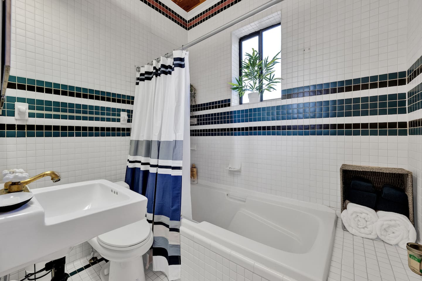 "The bathtub is HUGE and I used that every night." - Julia (January 2023)Take a moment to admire the tilework and original ceiling details — vintage charm like this can’t be replicated.