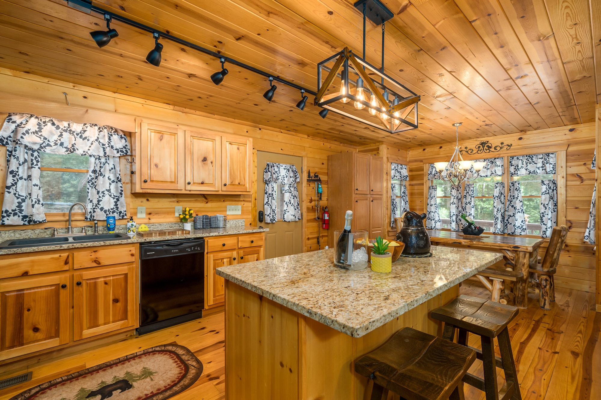 Enjoy a chat around the kitchen island while being treated to a fabolous dinner or a grand cocktail!