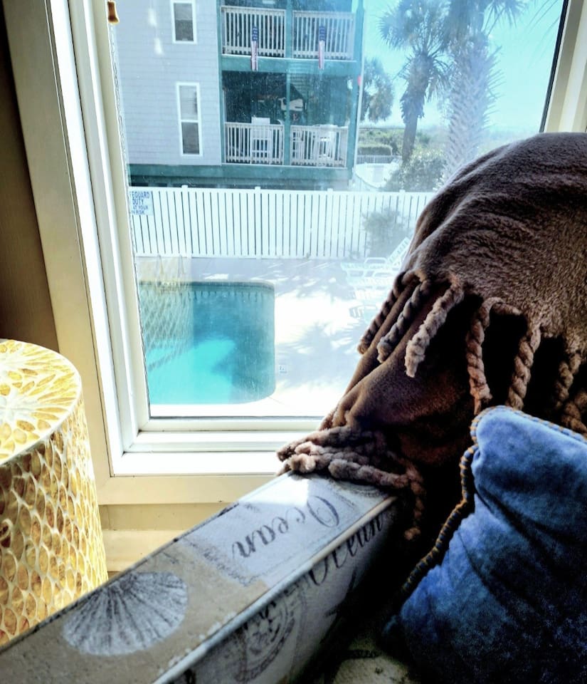 Corner unit condo with Polon one side and ocean on the other
