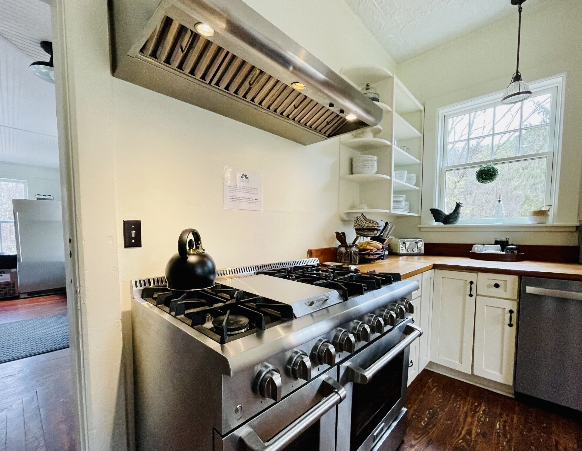 Six burners, griddle, and 2 ovens. Making meals easy for a crowd