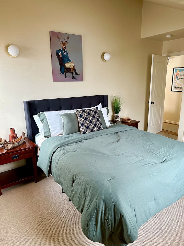 2nd bedroom (Queen) 