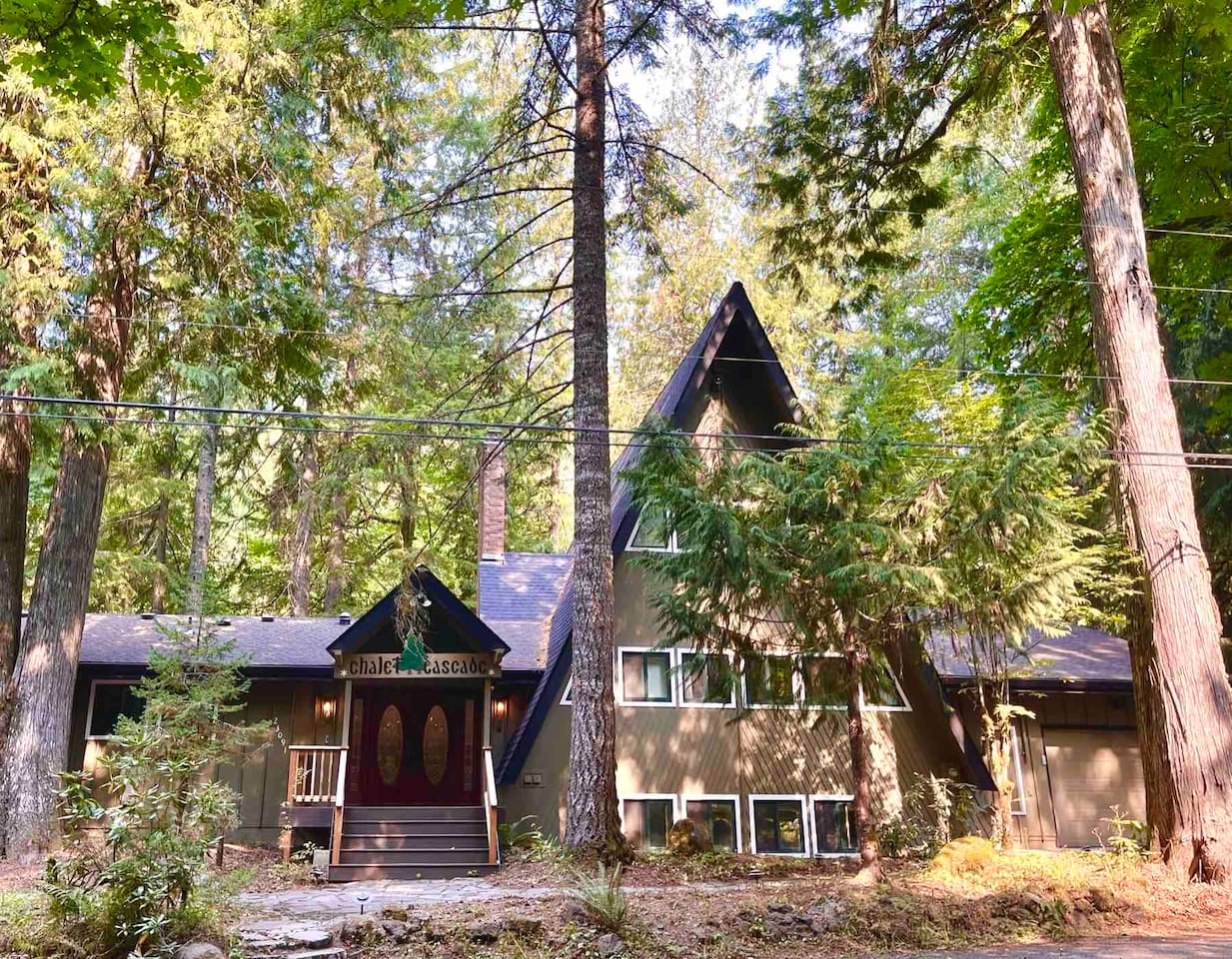 Front view of Cabin from E Autumn Ln