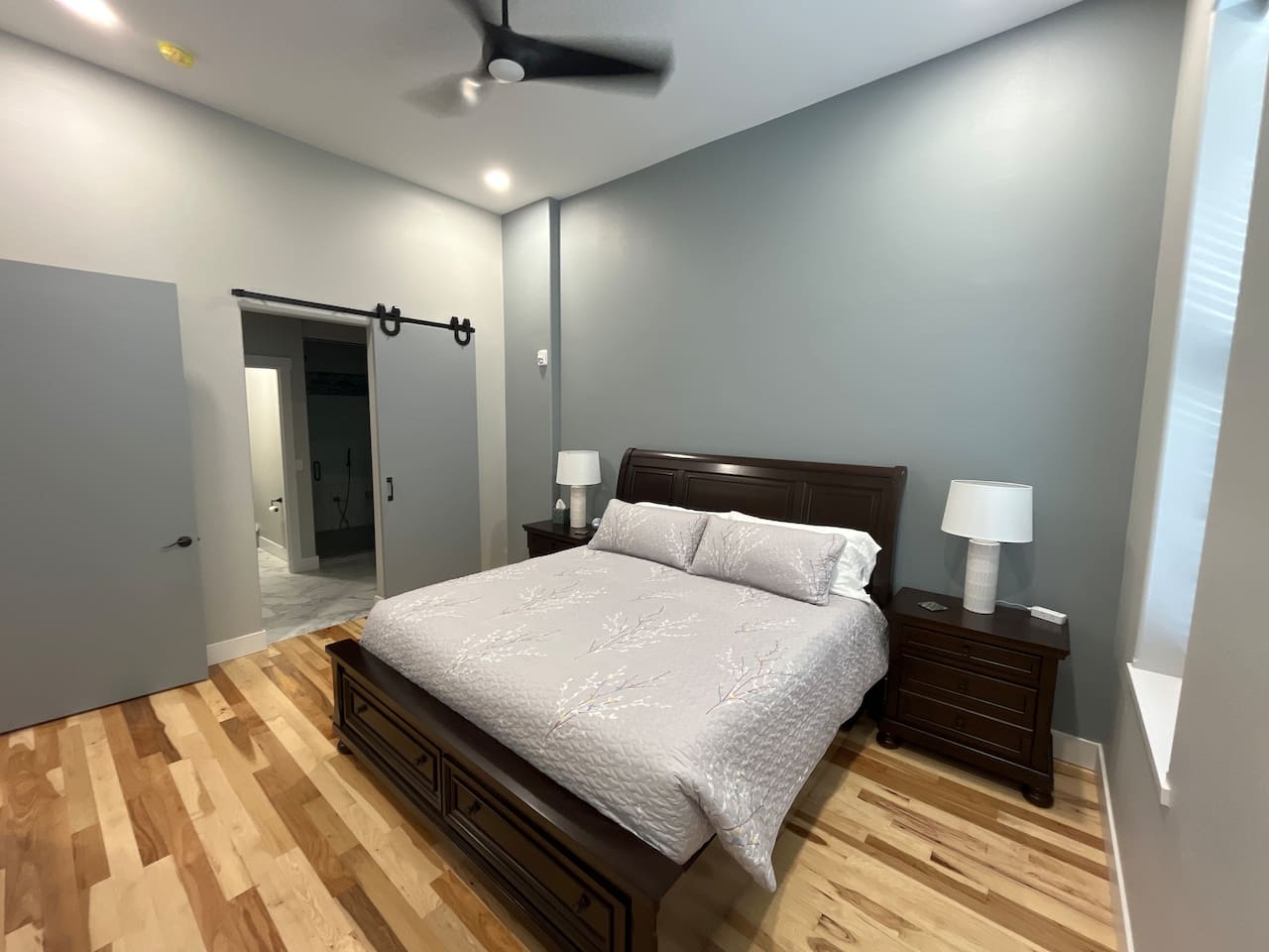 Complete with a king sized bed, 2 nightstands with lamps, high end sheets/pillows, an en-suite restroom and voice controlled main lighting, you will be very comfortable during your stay!  