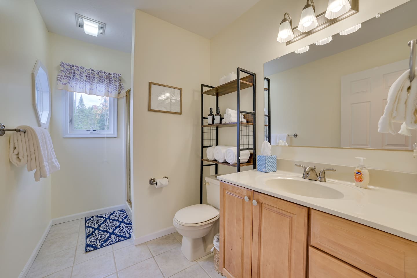 Upstairs Bath with Shower