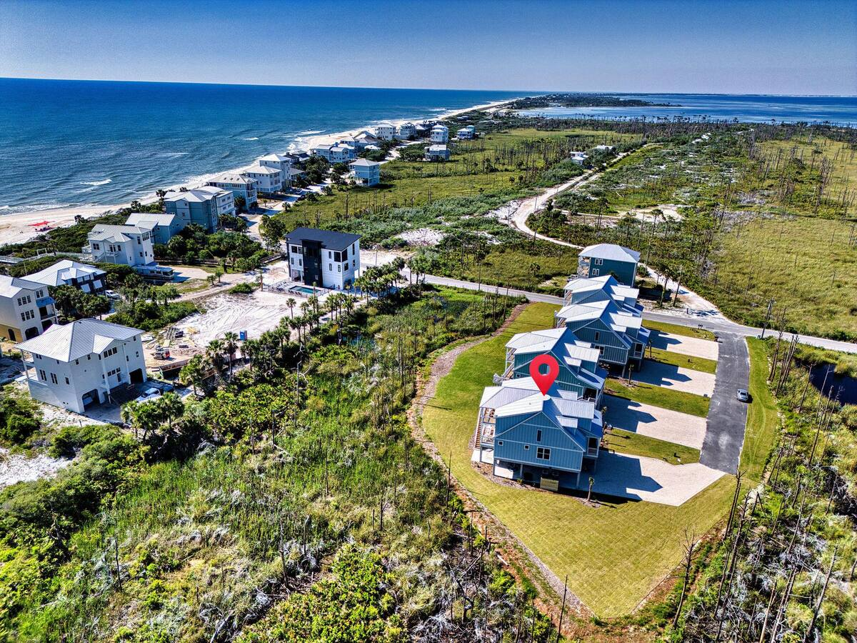 Enjoy the perfect blend of privacy and openness with a spacious floor plan, breathtaking views.