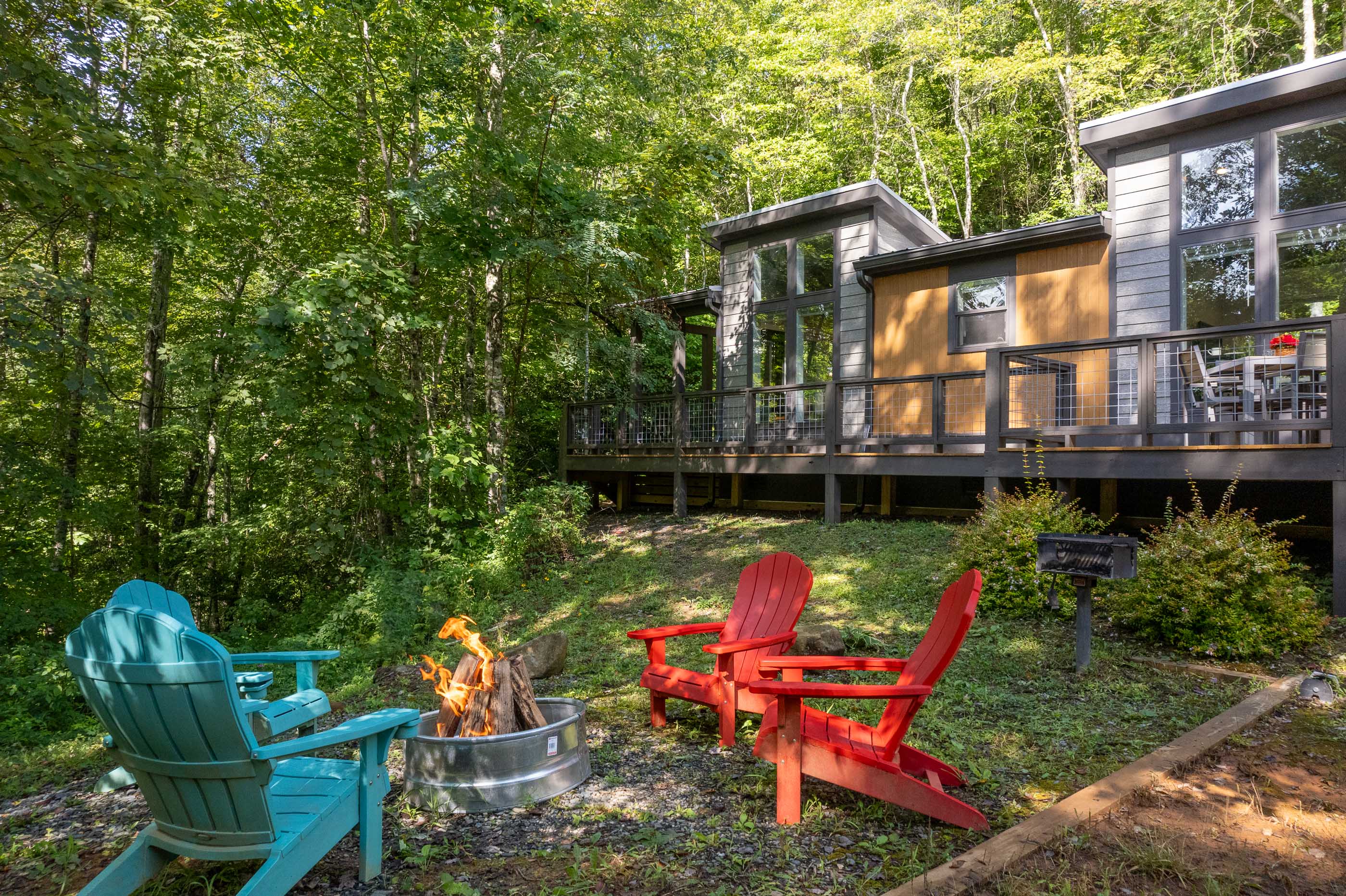 From sunrise coffee to starry nights by the fire pit, this cottage is built for unwinding.
