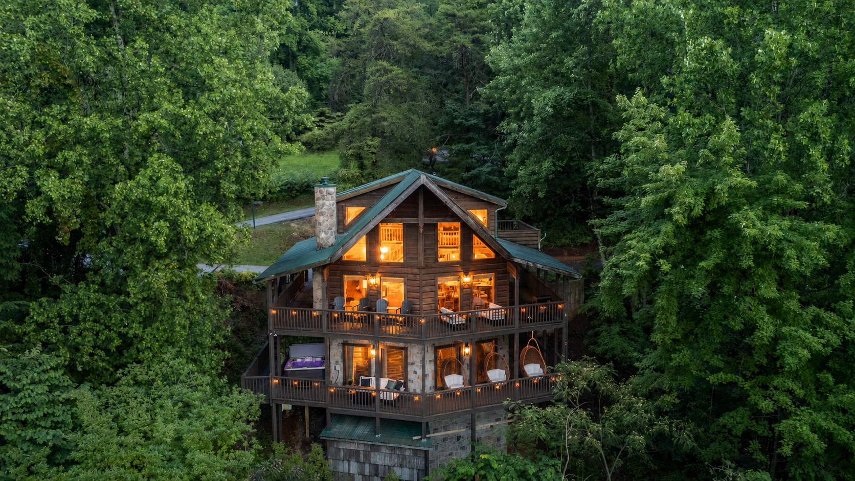 Relax in a private luxurious mountain cabin retreat.
Three outdoor decks to enjoy the views! - 2 main decks and 1 loft deck.
