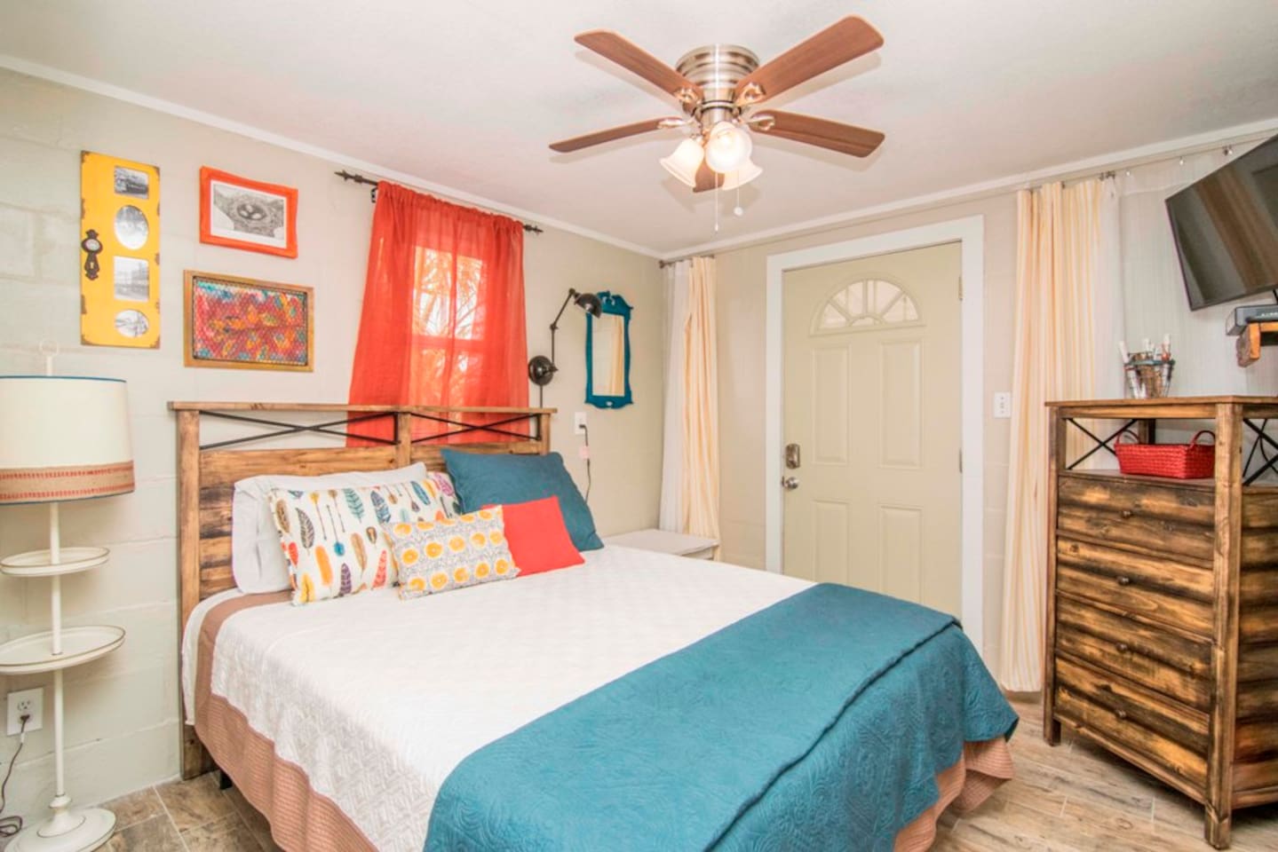 "The decor was adorable -so unique & quirky, you could tell it was done by a local artist" 
-Jessica
Guest Review