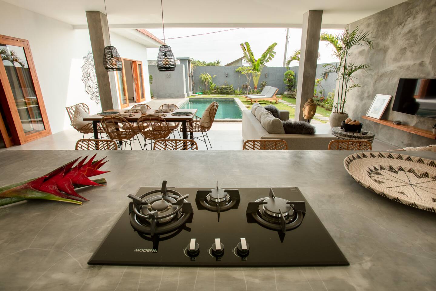 Cook while marveling at this lush garden, a true oasis of serenity.