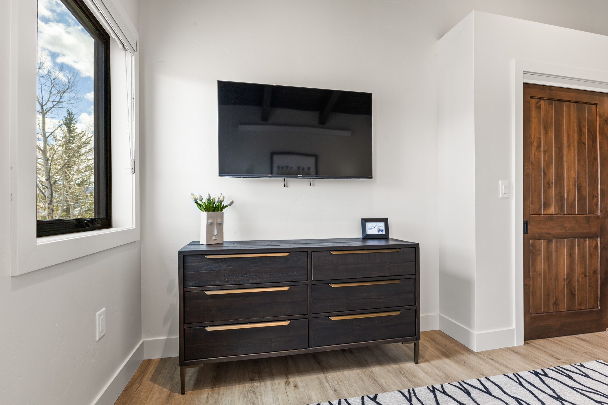 Bedroom 2 | Queensize Bed | Smart TV