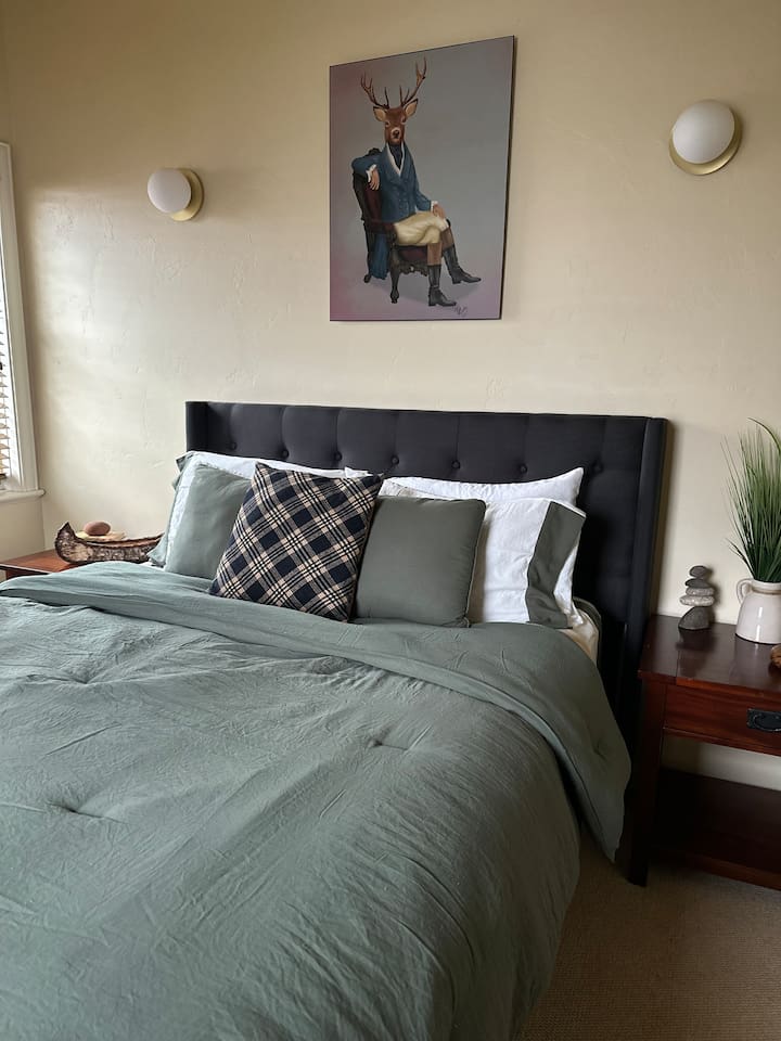 2nd Bedroom (Queen) 