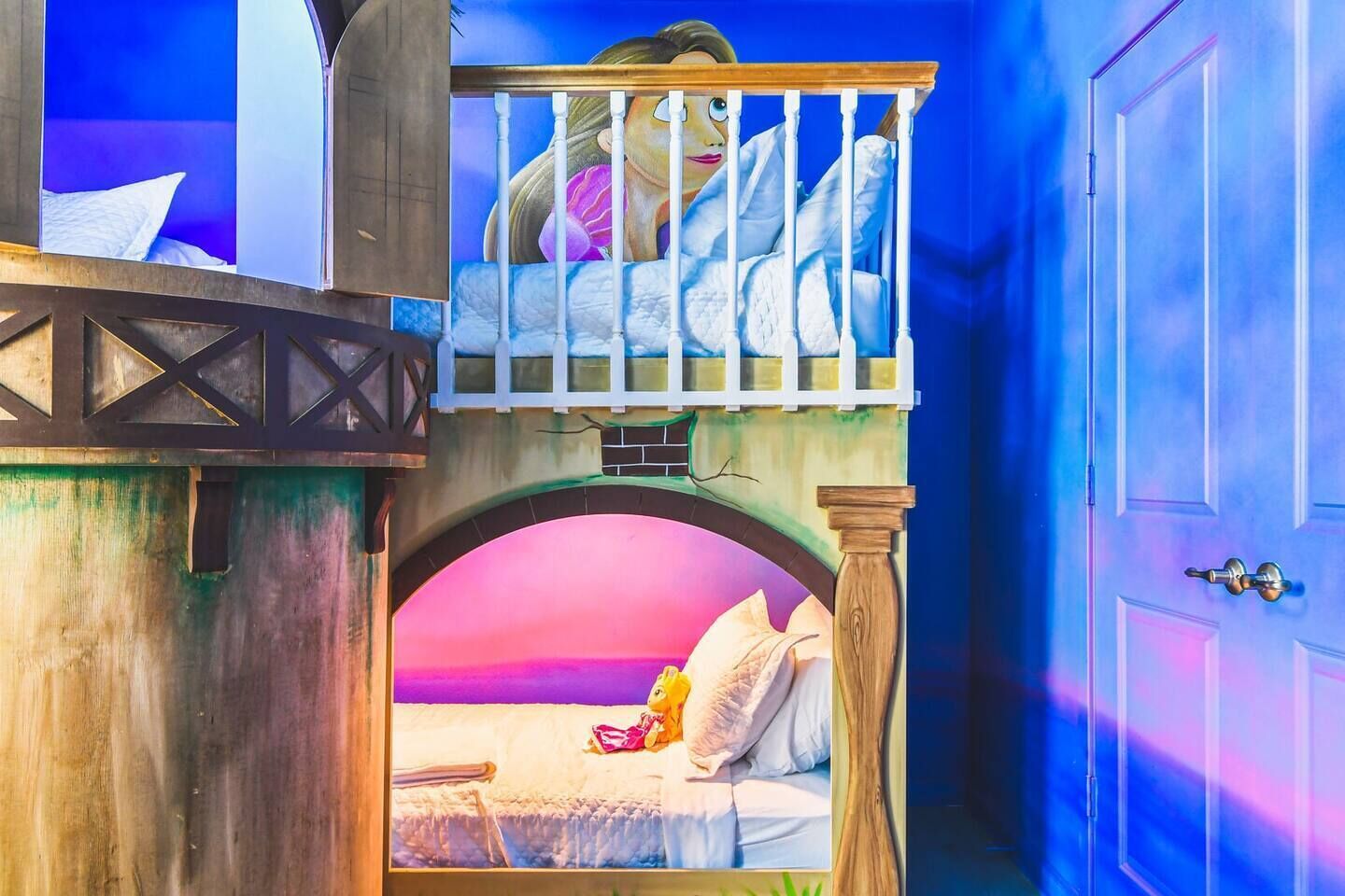 2 bunk beds (4 twins in total) with en-suite bathroom