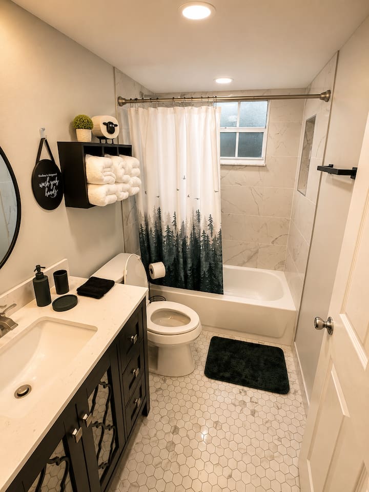 Full bathroom 2, with a shower-tub combination.