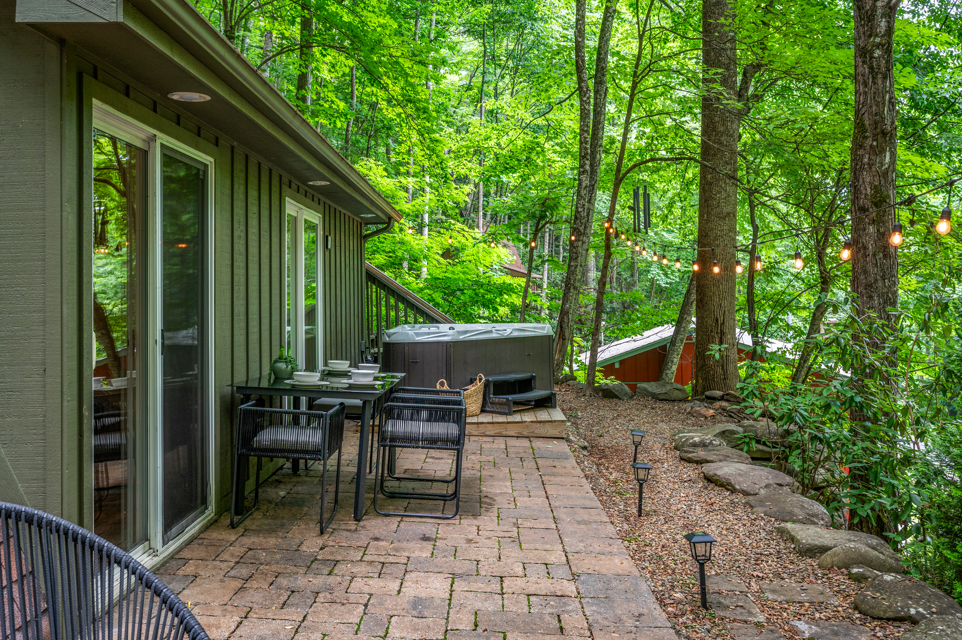 Outdoor Dining | Hot Tub