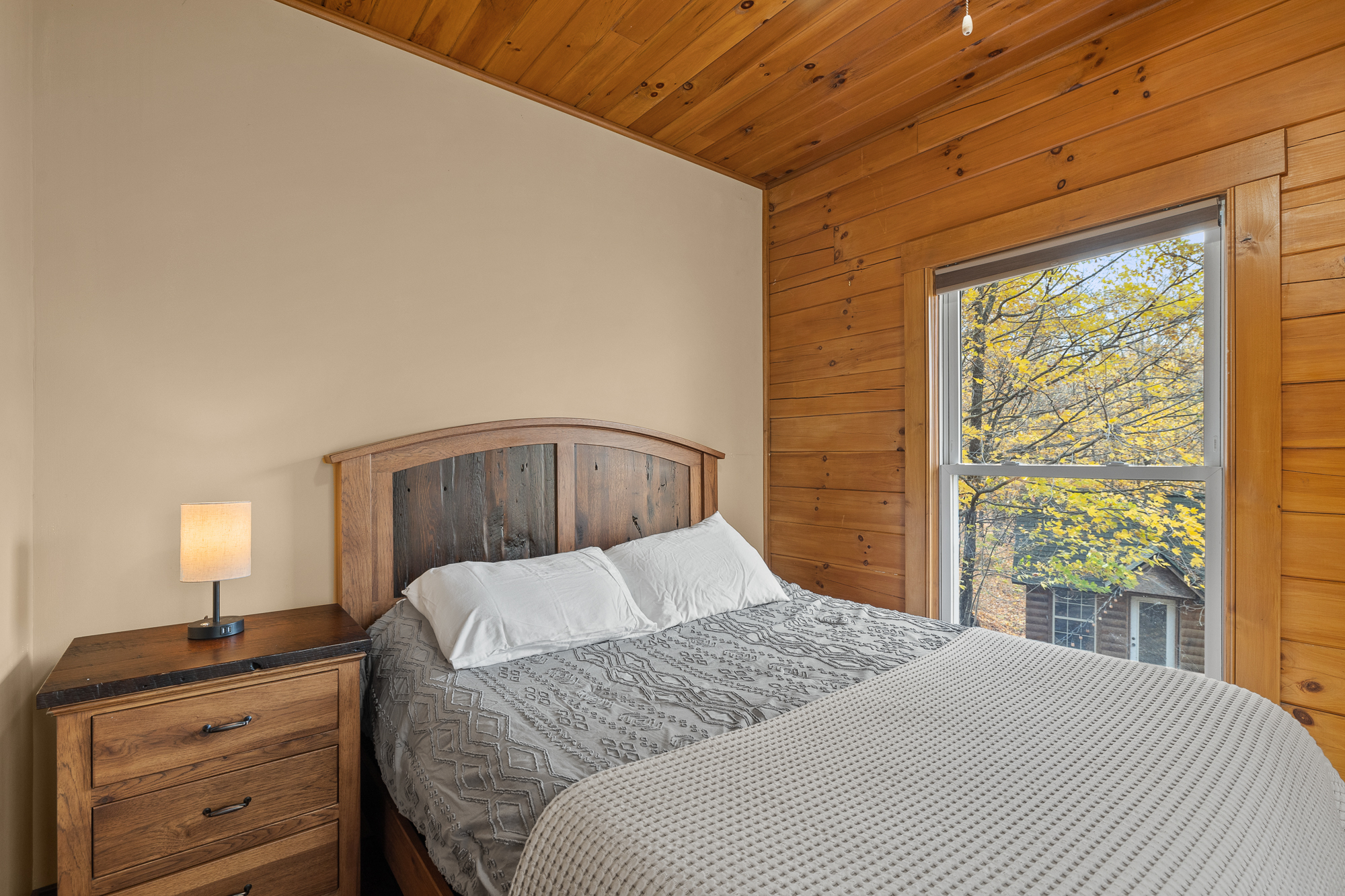 Queen Bedroom 2 (Main Floor)