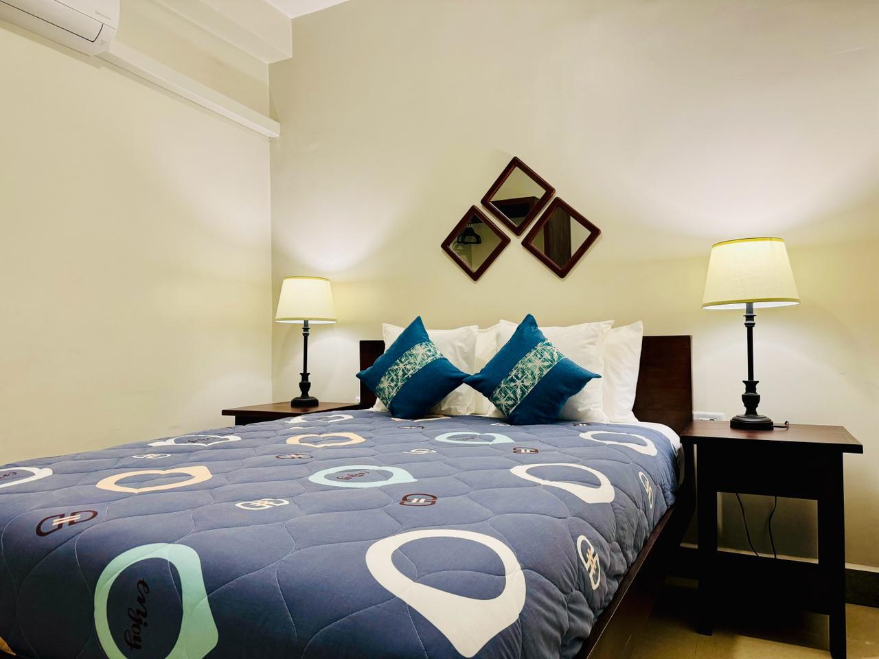 1st BEDROOM (queen bed)