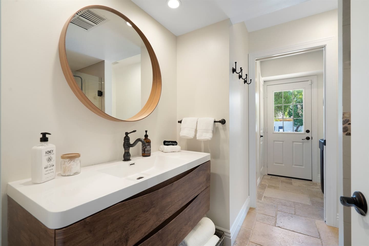 Enjoy a fresh start each day! Our bathroom features a modern shower, offering all the essentials for a relaxing and stress-free stay.