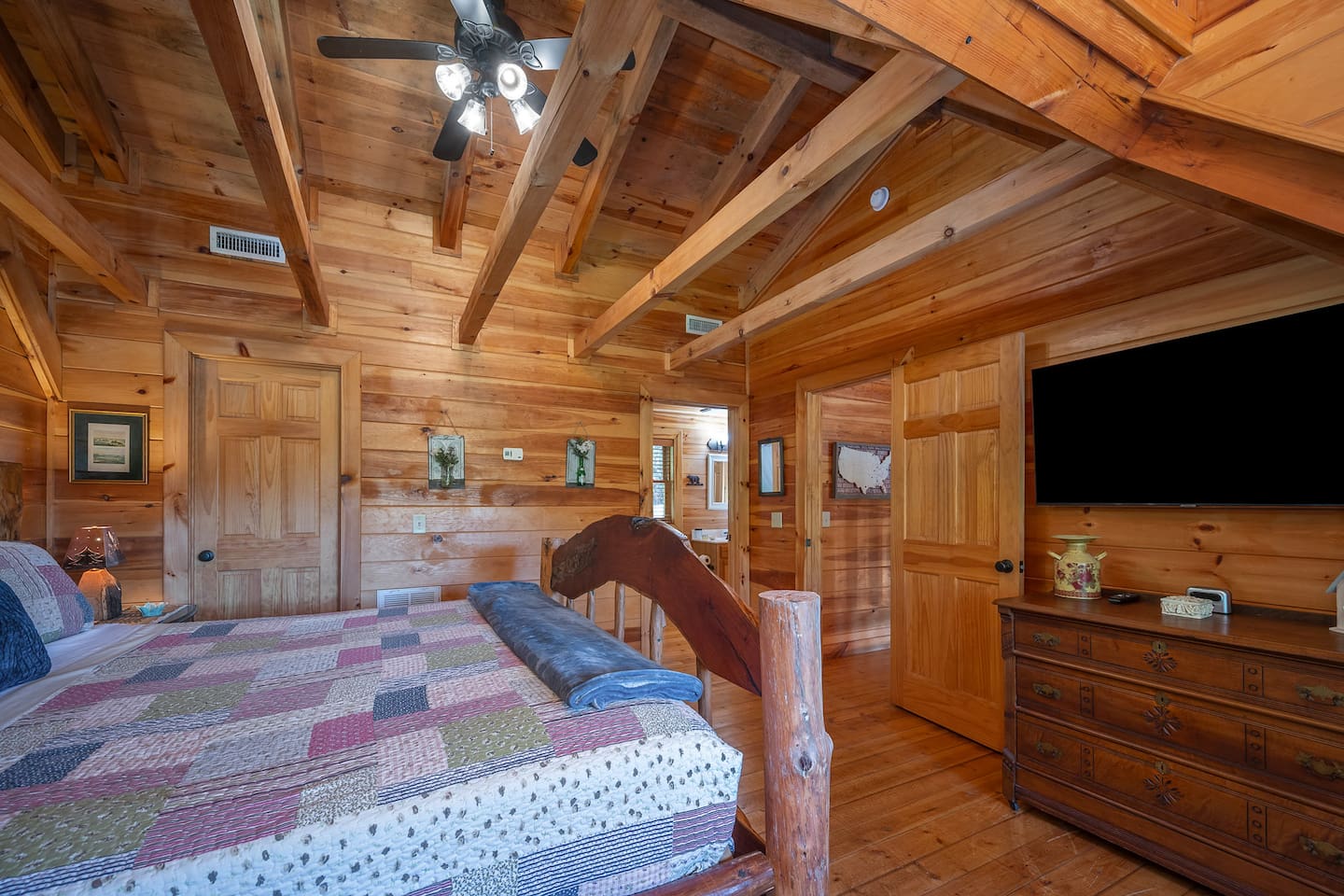 Upper bedroom with kingsize bed