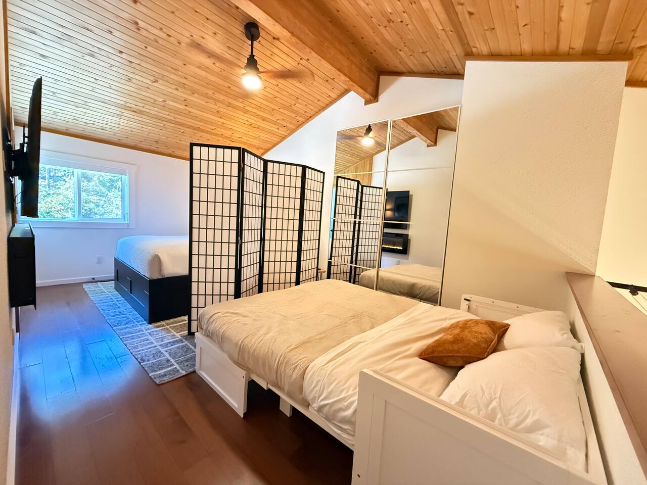 A queen size murphy bed is available as a second bed in the loft. We automatically set it up with bookings of more than 10 people. Otherwise, it is available upon request at the time of booking.