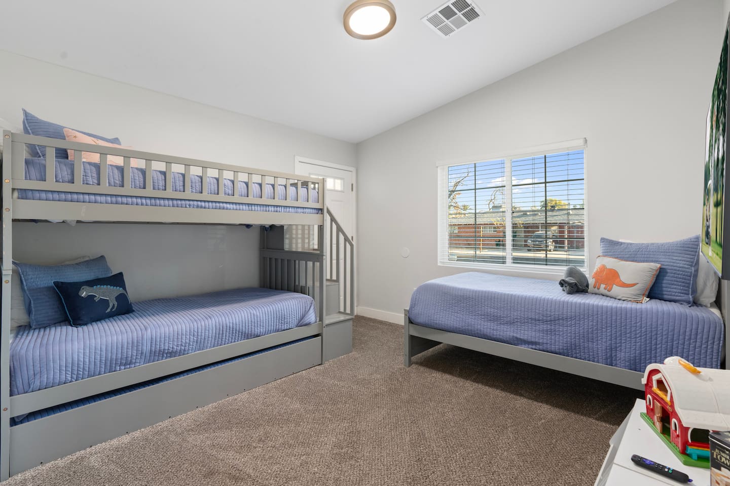Spacious bedroom with beds, creating a comfortable and uncluttered atmosphere for rest.