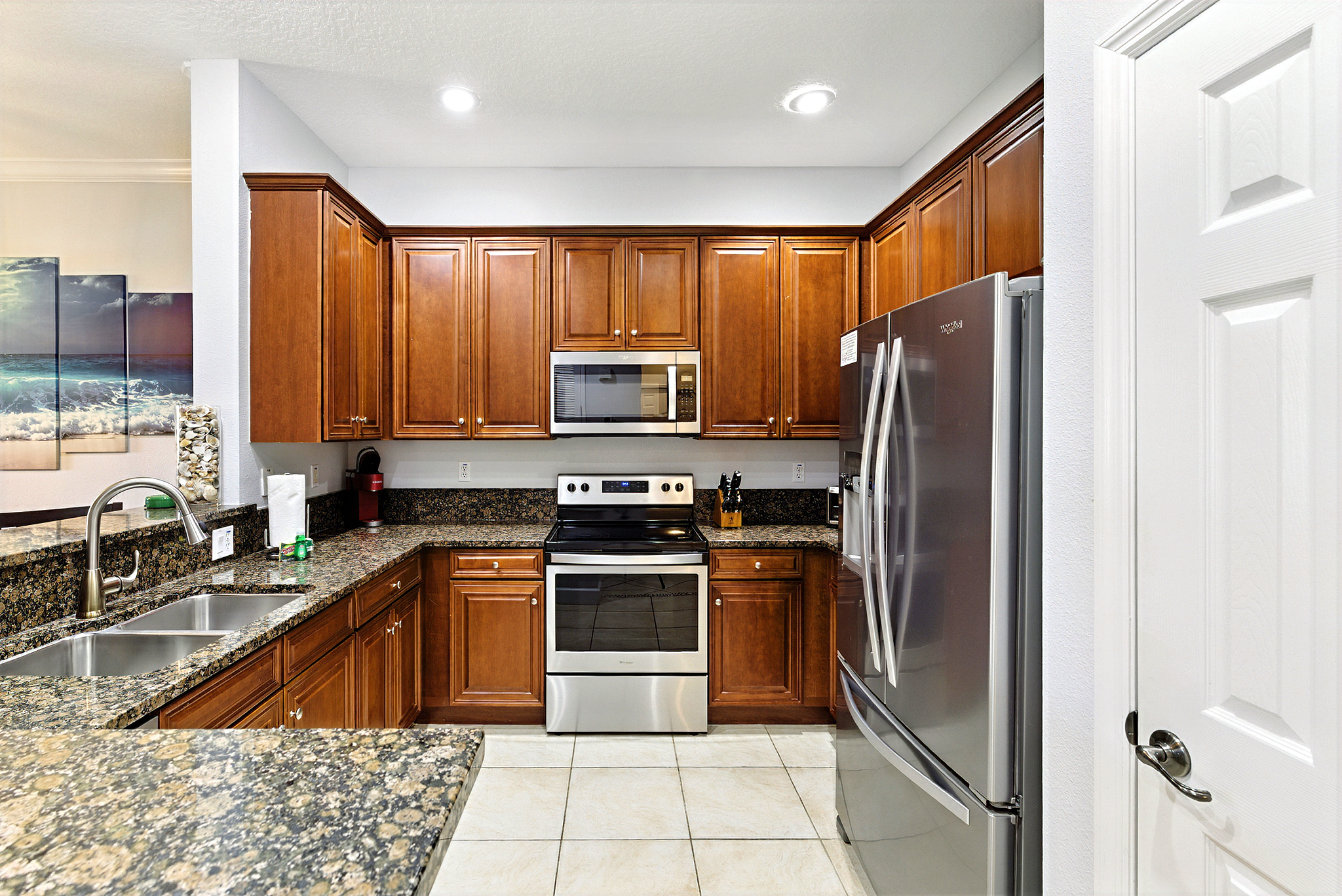 Cook, snack, and gather with ease. 🍽️✨
This fully stocked kitchen features granite counters, stainless appliances, and plenty of cabinet space—perfect for everything from quick breakfasts before the beach to family dinners after a full day in the sun.
