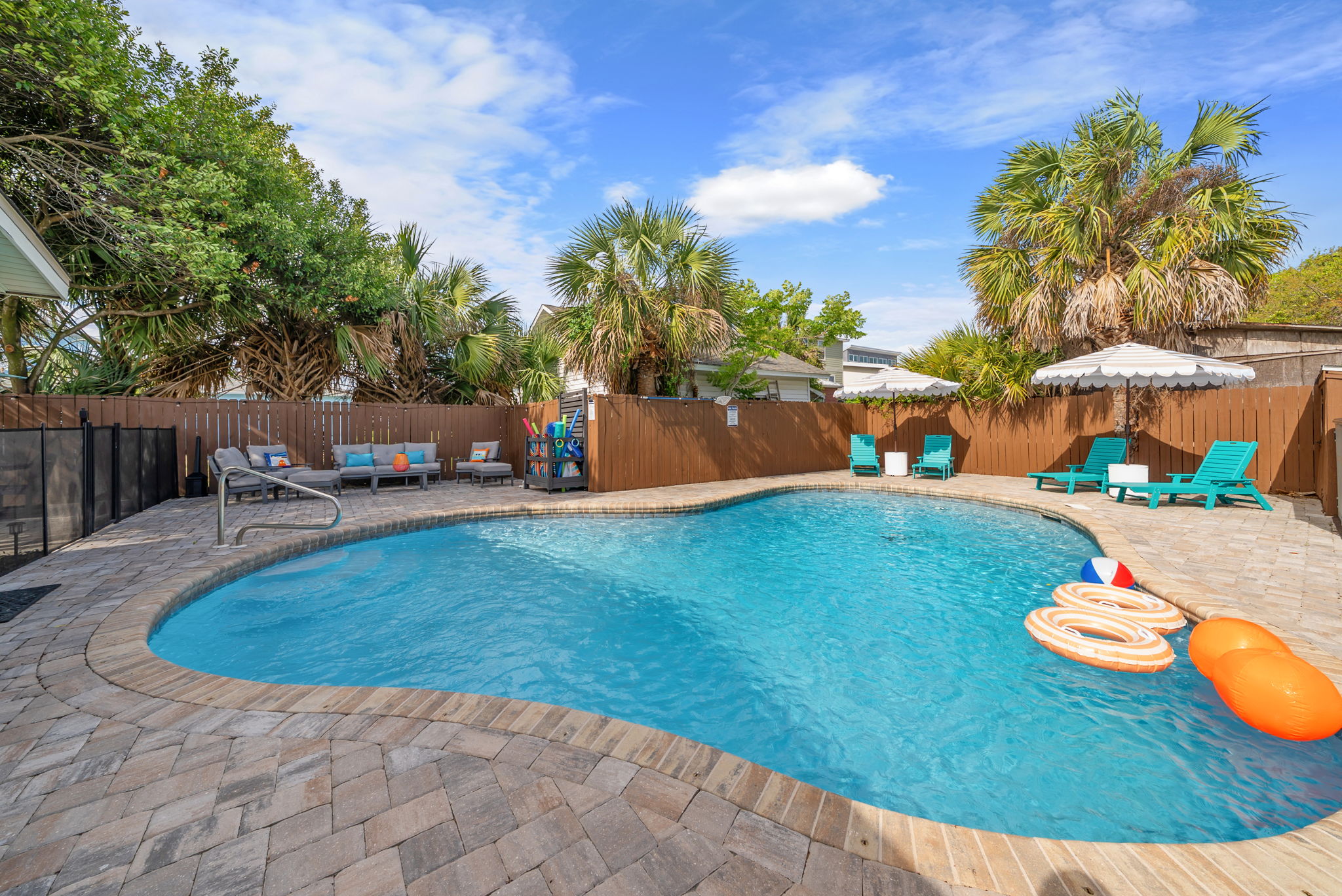 Float, lounge, or cannonball! The full-width kidney pool fits floaties, turquoise chaise loungers, and every member of your
group with room to spare.