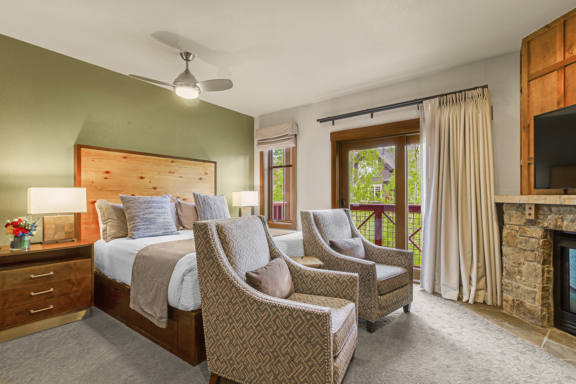 King bed in 3rd bedroom