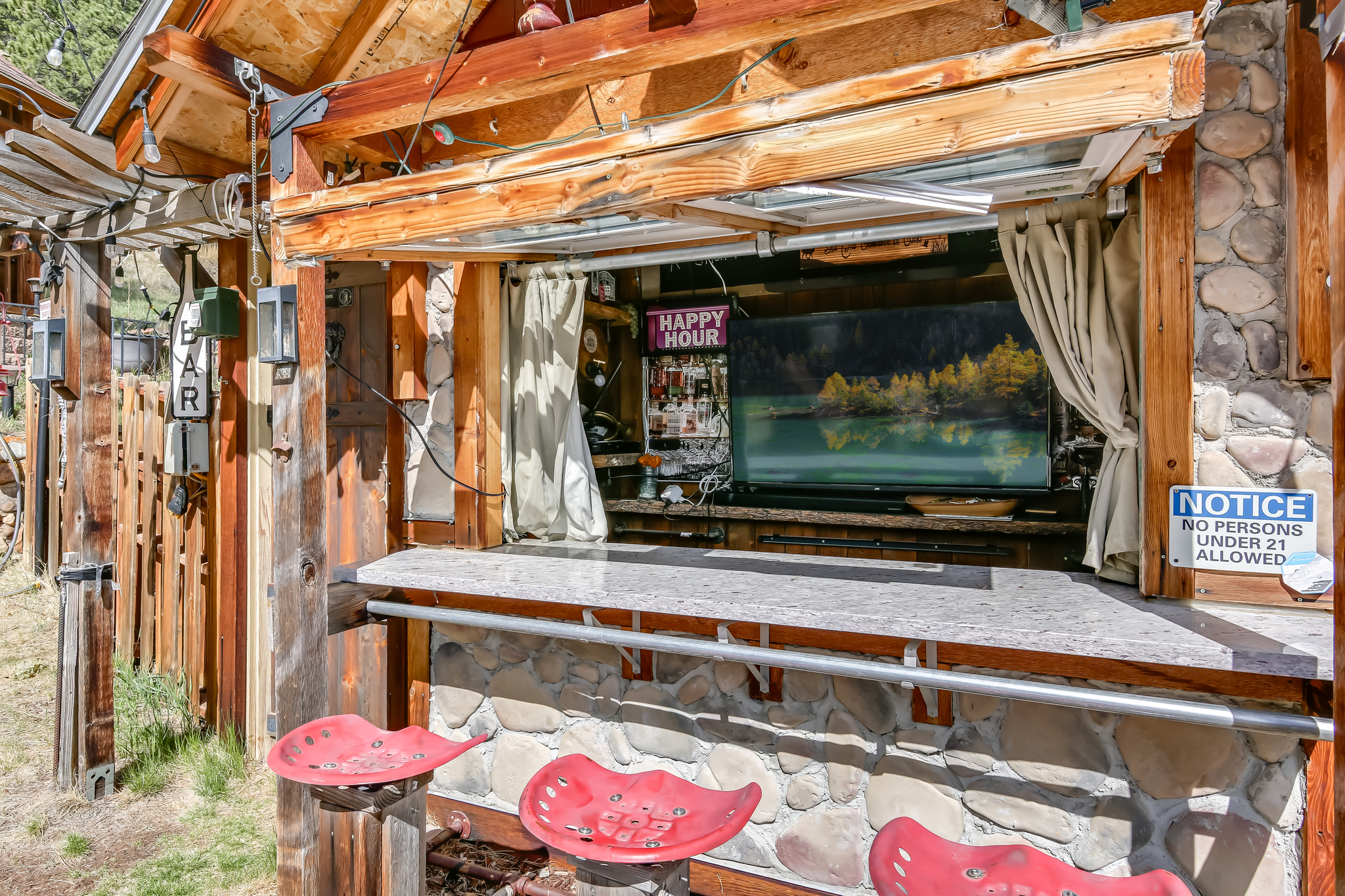 Your own outdoor bar, perfect for morning coffee or evening drinks.