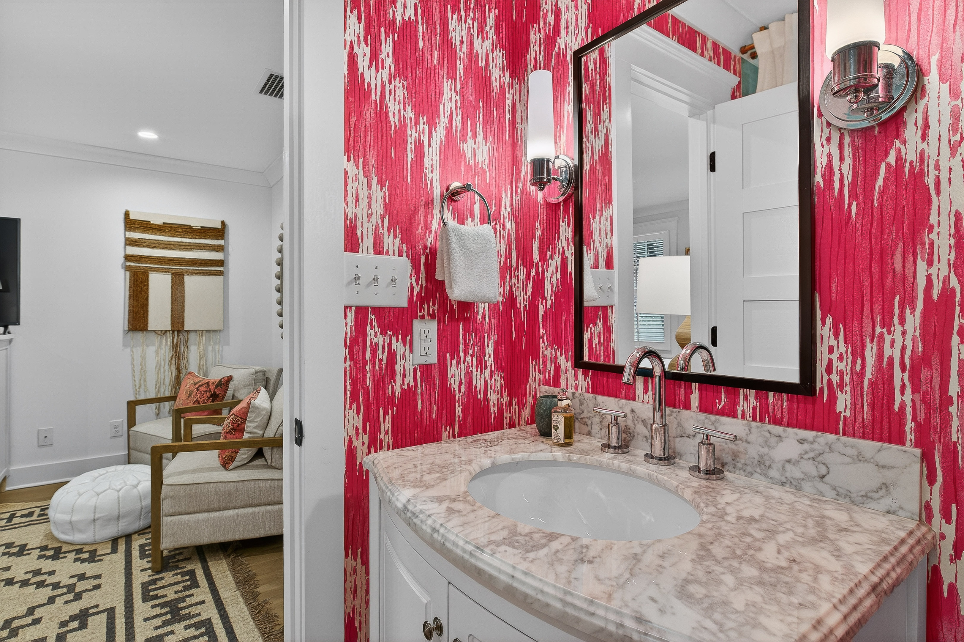 Colorful full ensuite bathroom with shower/tub enclosure