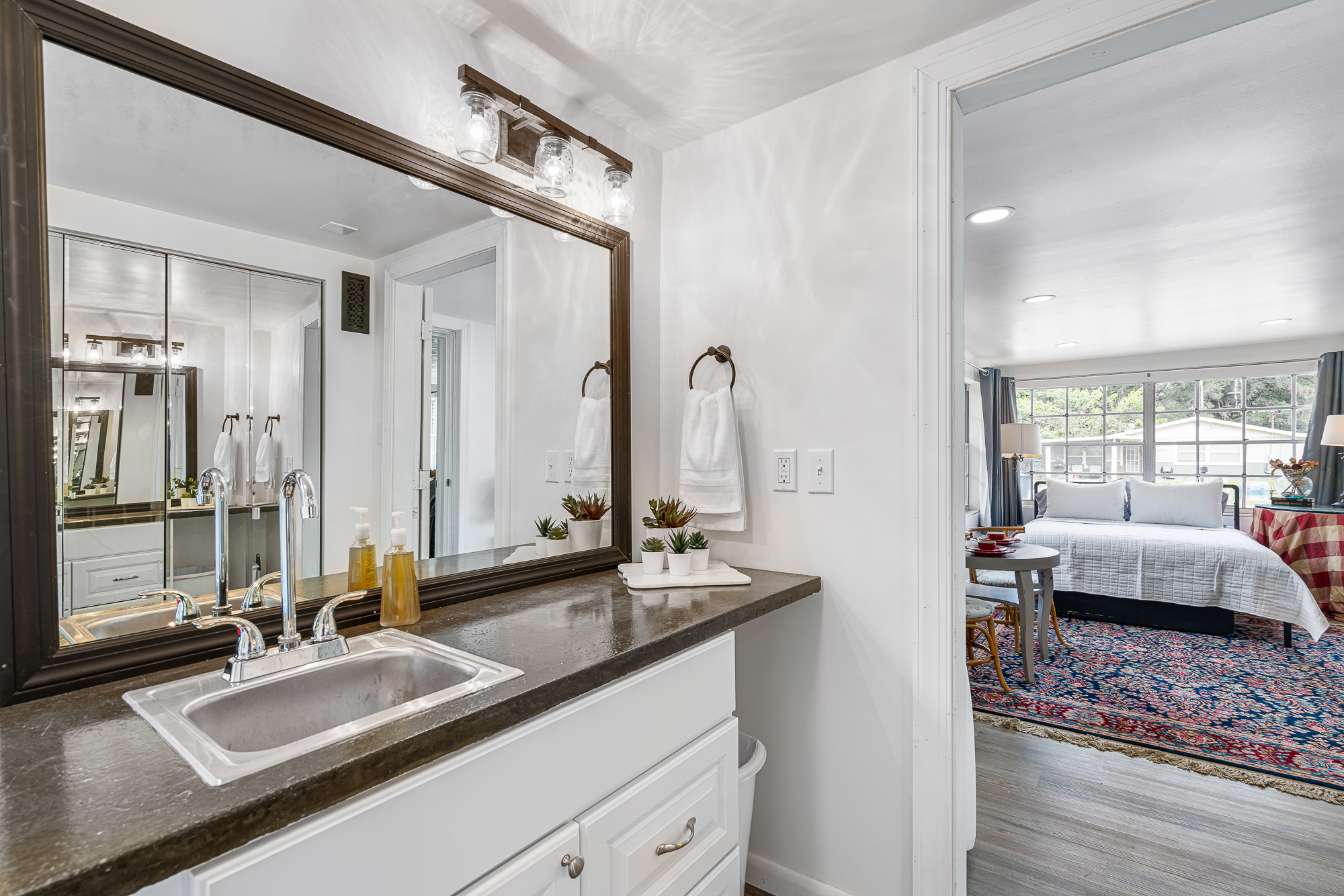 Relax Near USF/Ybor/Casino—Huge shower—Sleeps 8 3