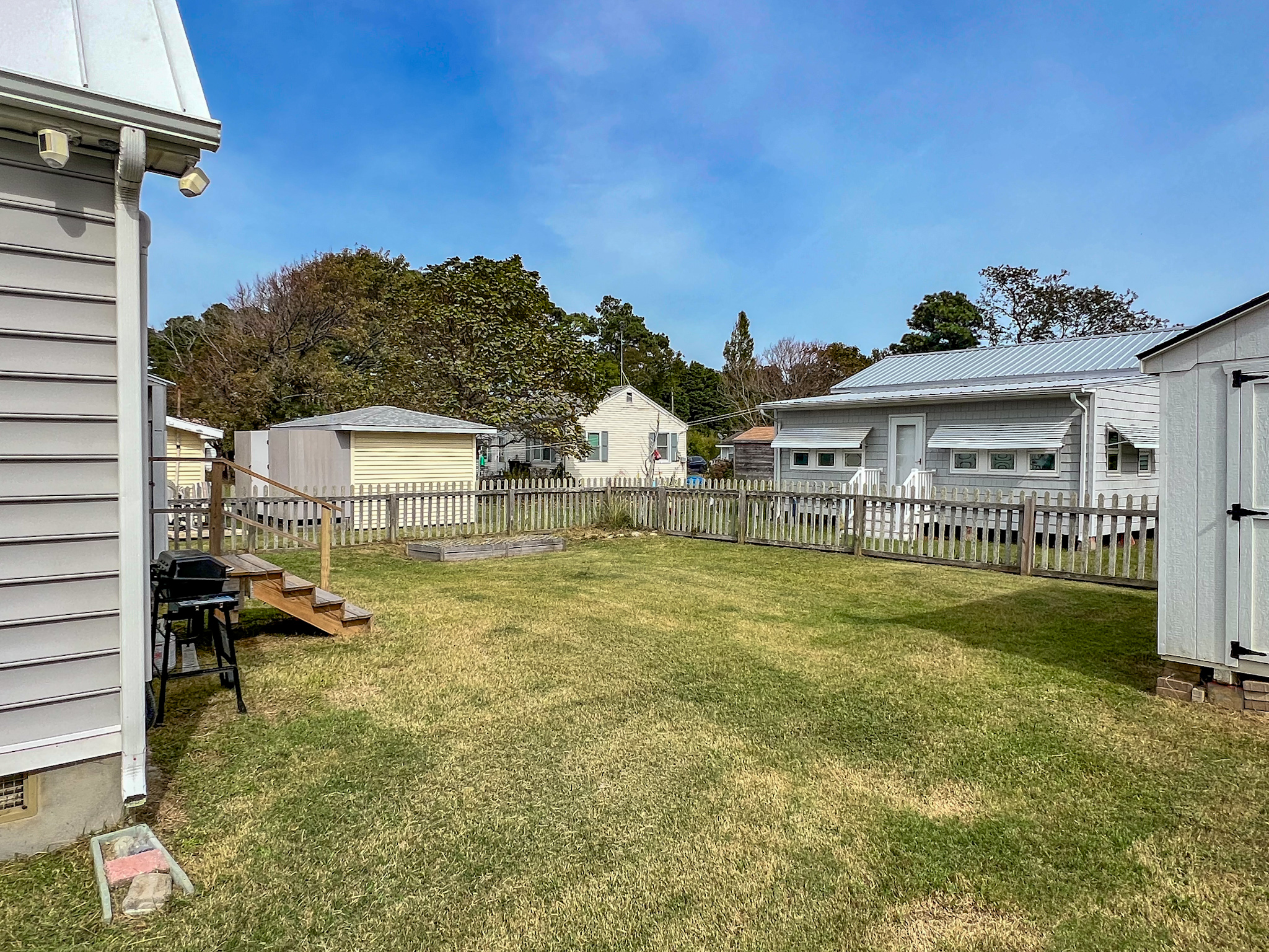 Spacious, fenced-in backyard! Shed is not accessible to guests.
