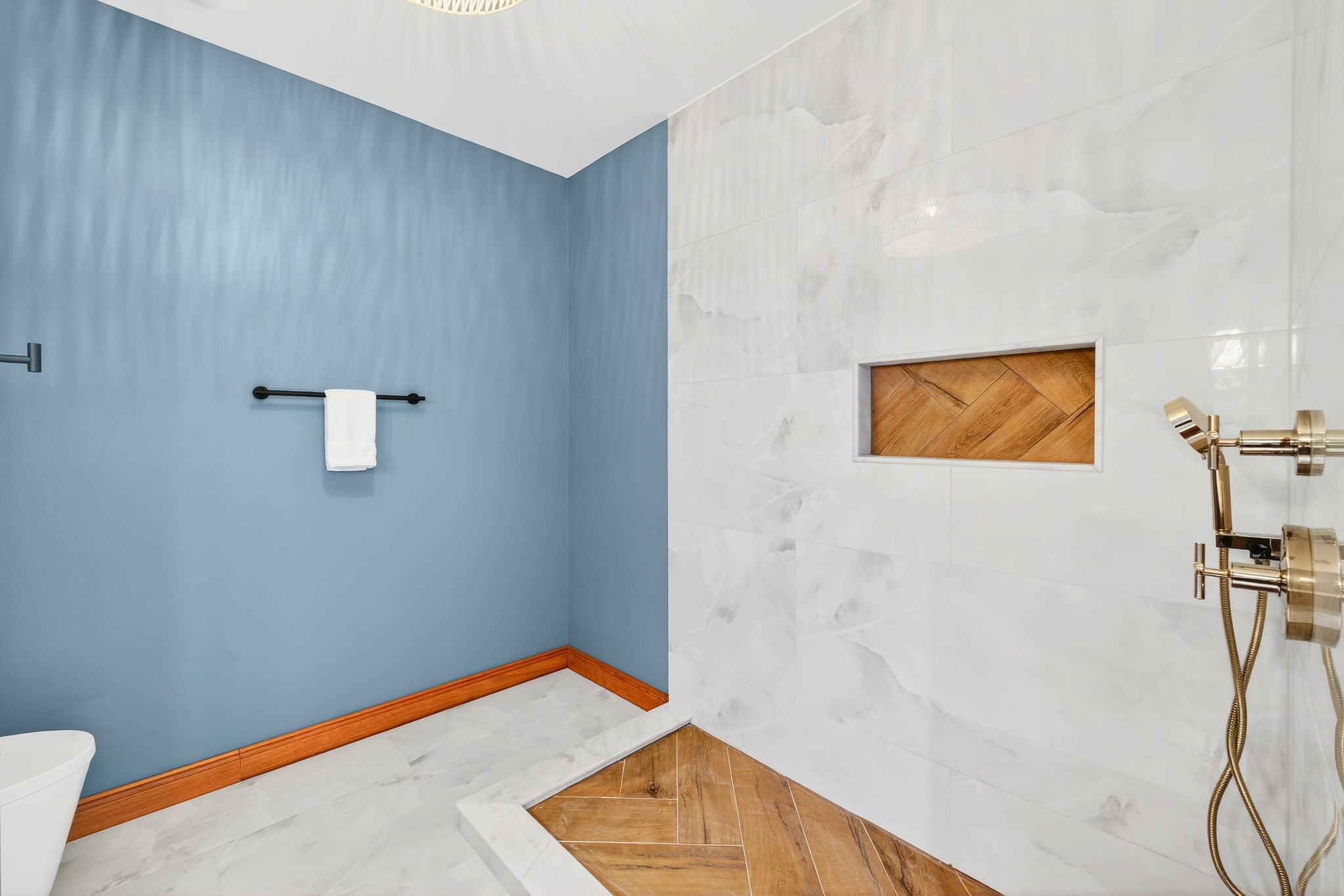 Ensuite Bath 7 | Rosewood Retreat | 2605 Palm Blvd, Isle of Palms, SC | IOP Escapes