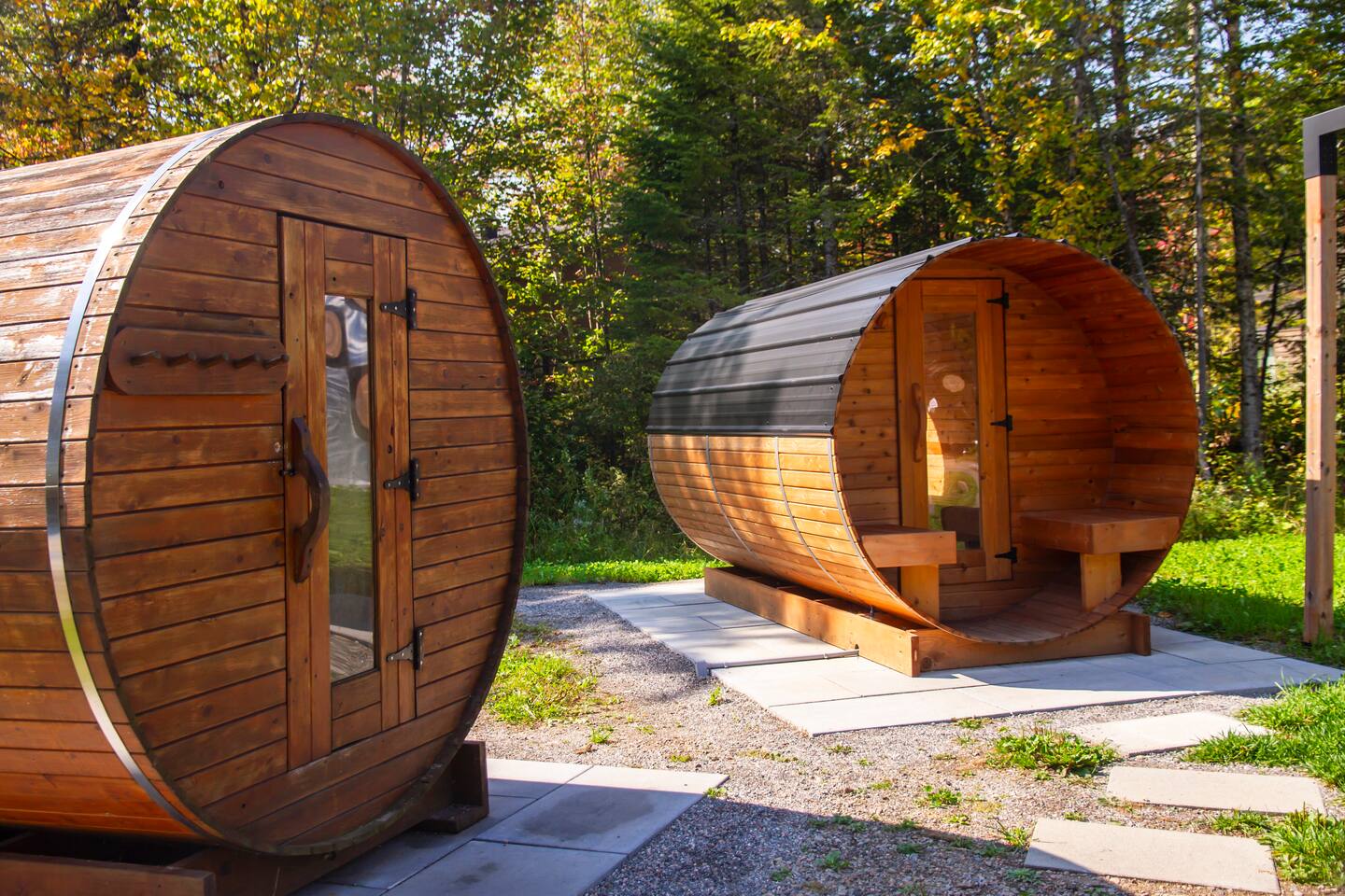 Avec votre réservation chez nous, vous aurez accès au complexe incluant piscine (été), spa & sauna (à l'année) et la salle de jeux/détente !
