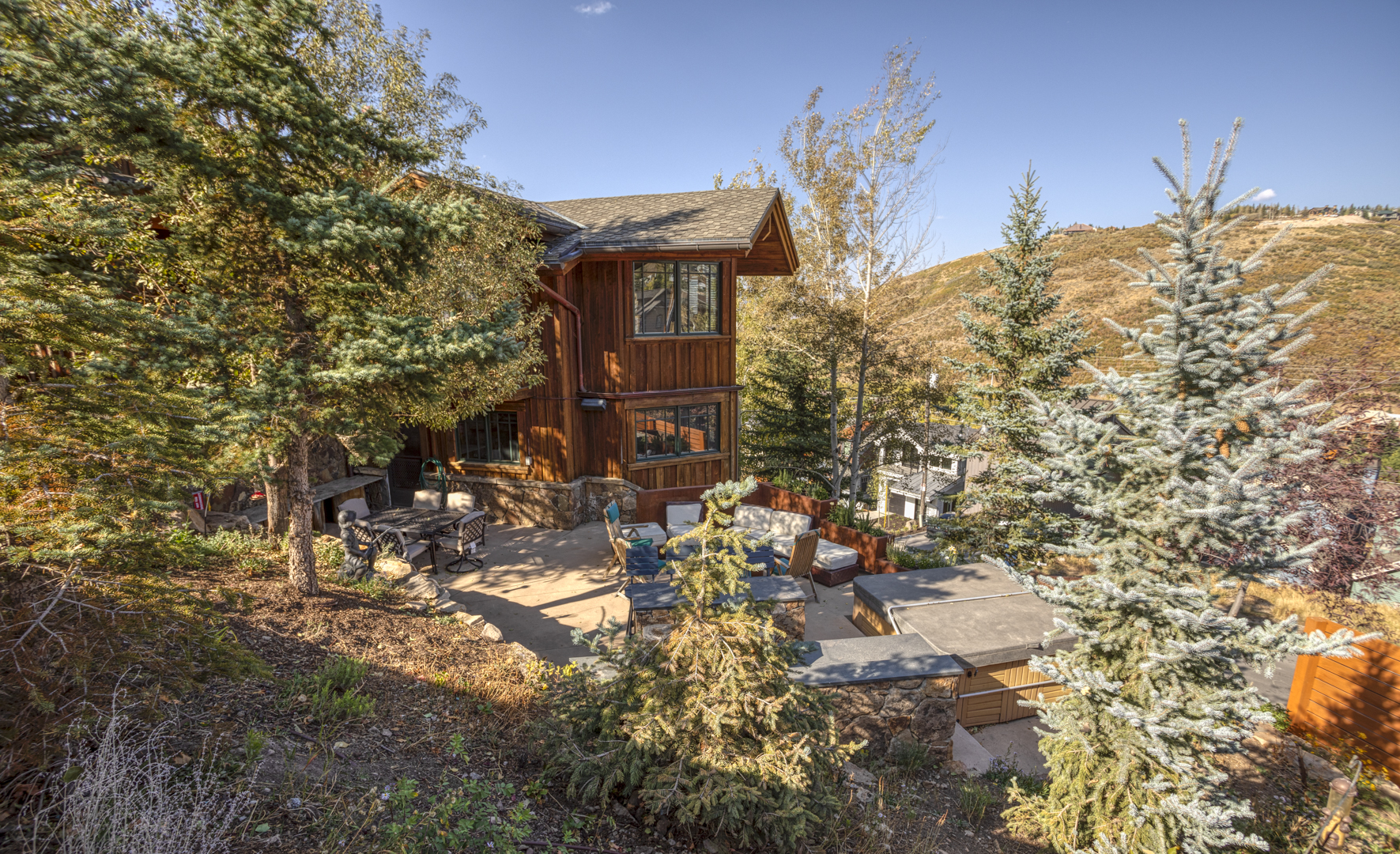 Perfect Family Setting. Reunions and Family events.. BBQ sit by Hot tub or just relax by the outdoor firepit!
