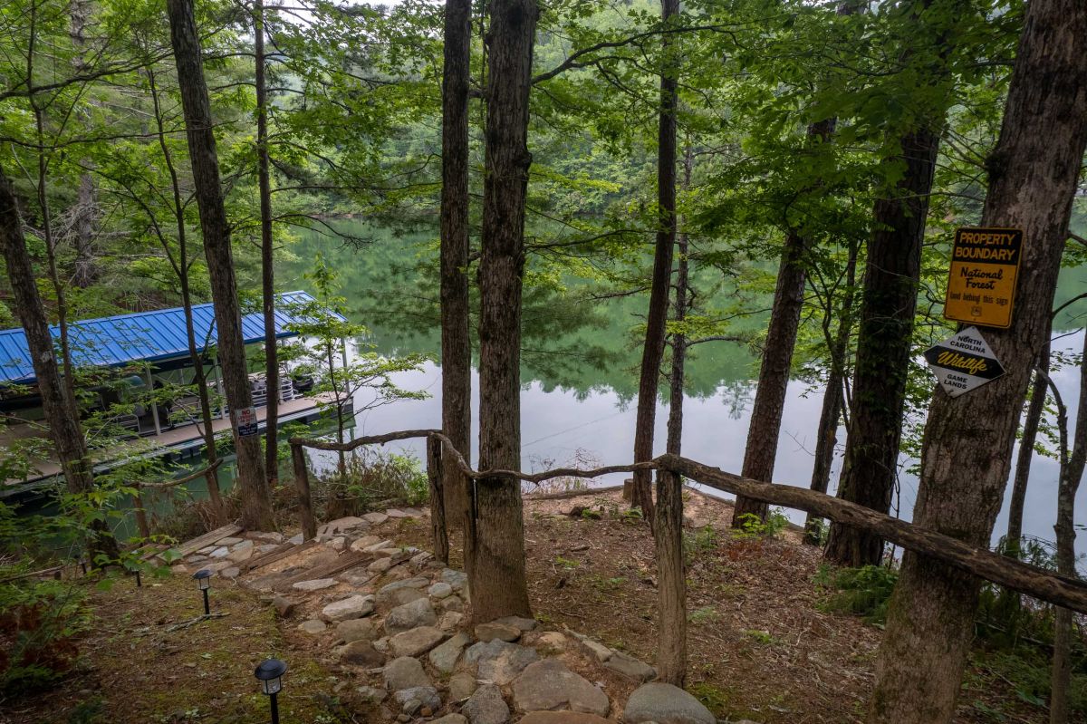 Scenic Pathway: Enjoy peaceful strolls to the charming dock surrounded by lush nature!

