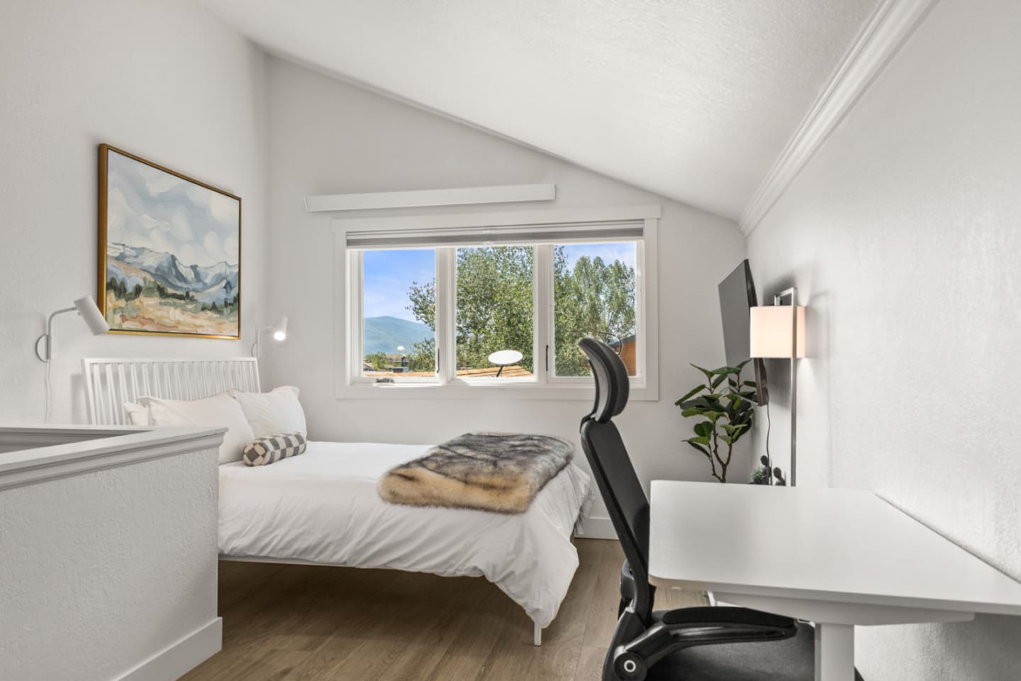 Upstairs Ensuite Bedroom #2 | Workspace 
