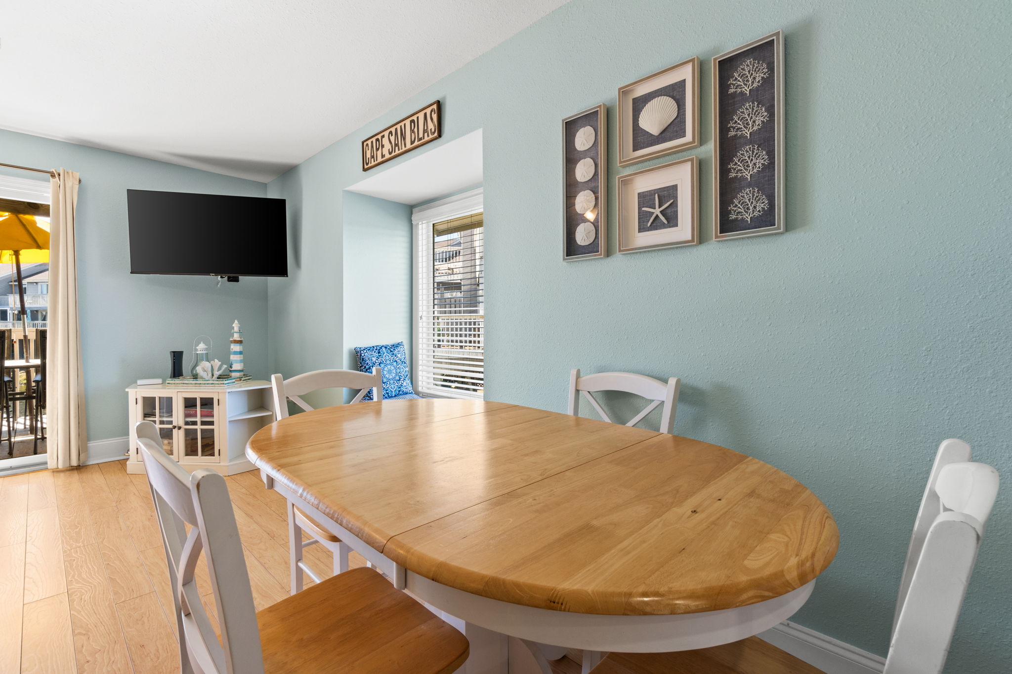 Dining seating for 4