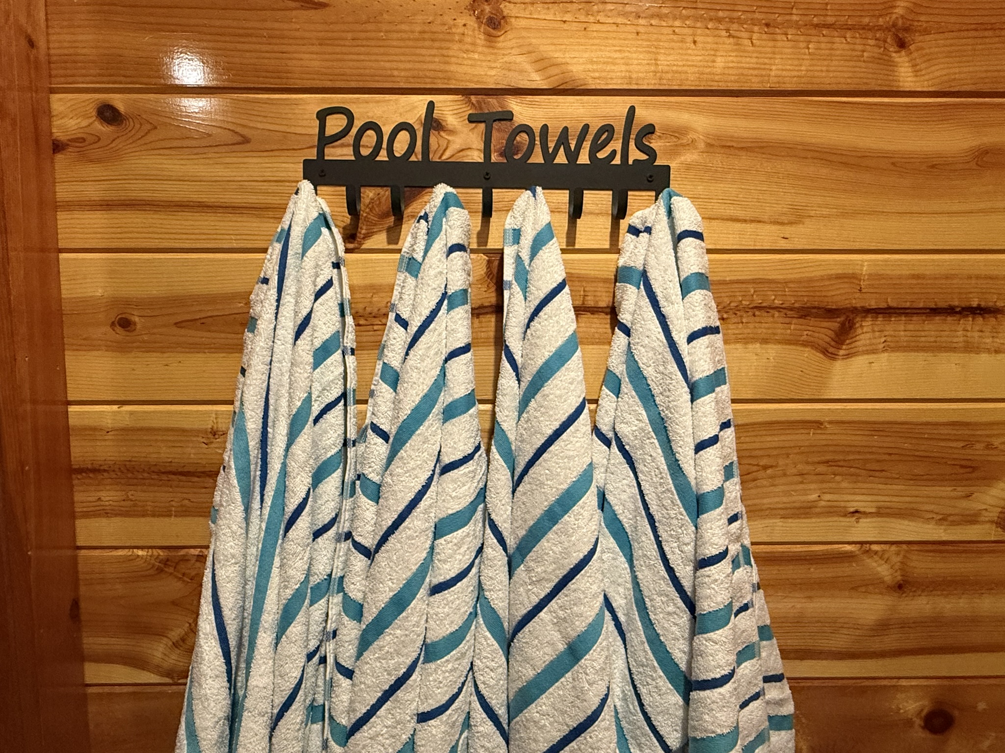 We’ve thought of the details—extra hooks in all bathrooms plus a dedicated space for pool towels, making your stay easier and more comfortable.