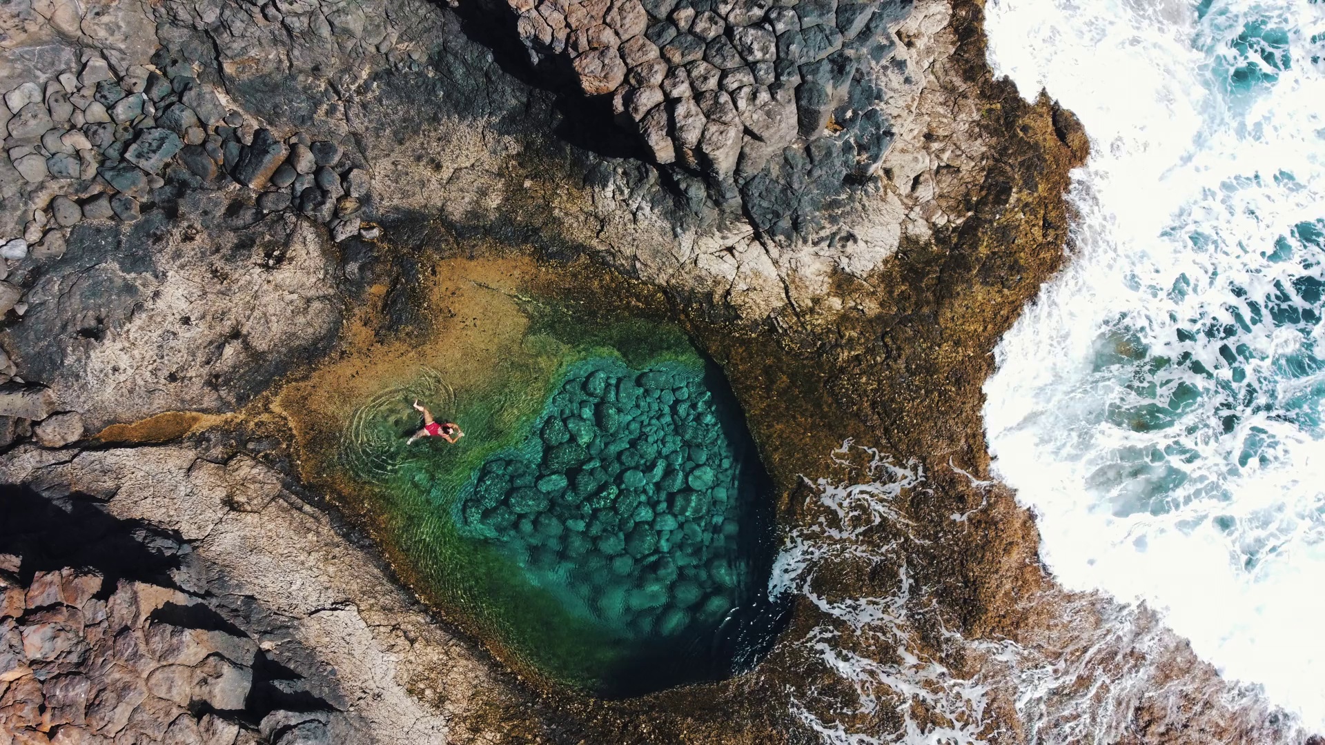 Discover this unique natural pool in Caleta de Fuste, shaped by the island’s volcanic landscape. A hidden spot perfect for relaxing and enjoying the crystal-clear water.

