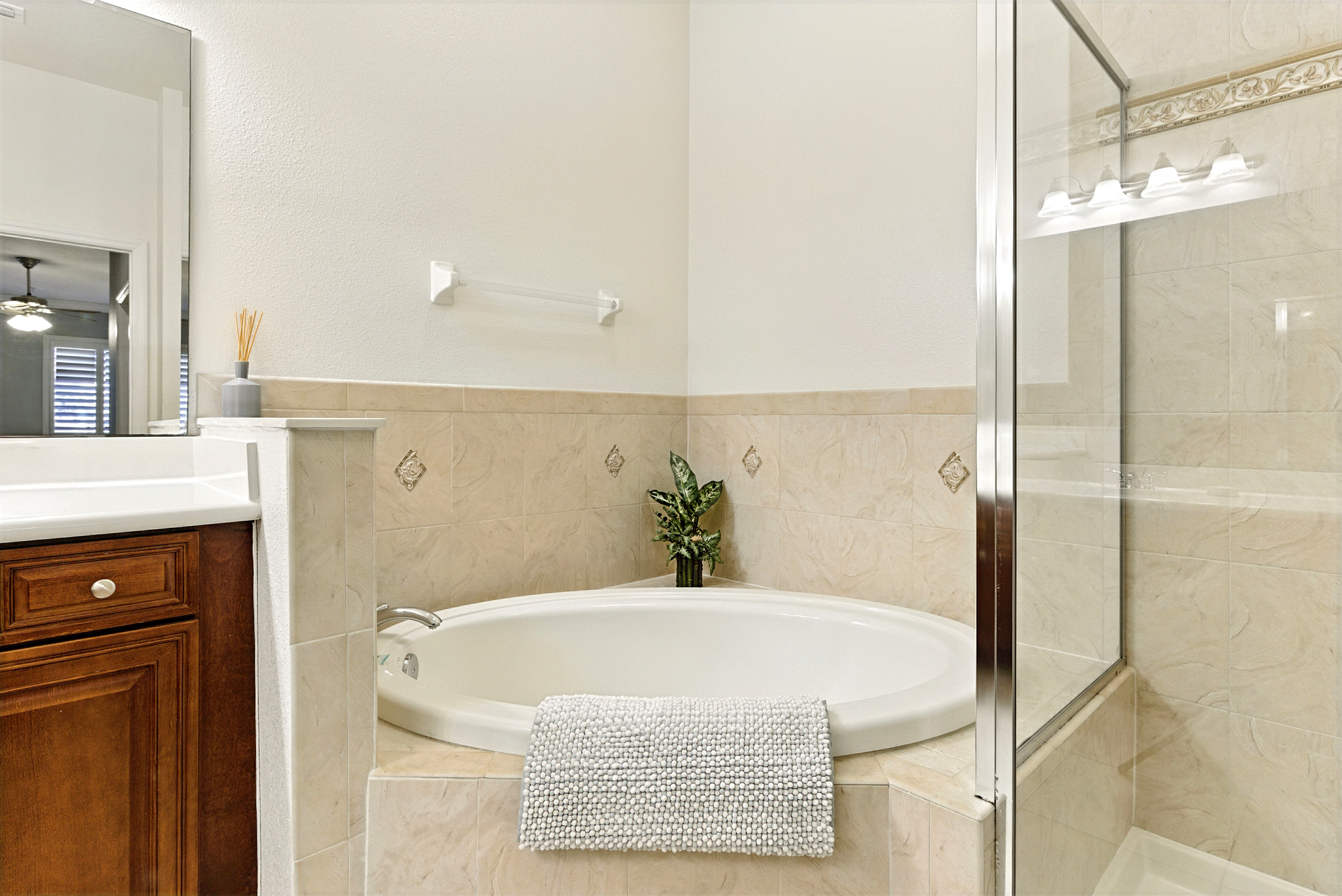 A spa-like ensuite made for unwinding 🛁✨—soak in the oversized corner tub or rinse off in the glass walk-in shower, all in a bright, clean space that feels calm and refreshing. 🚿🌿
