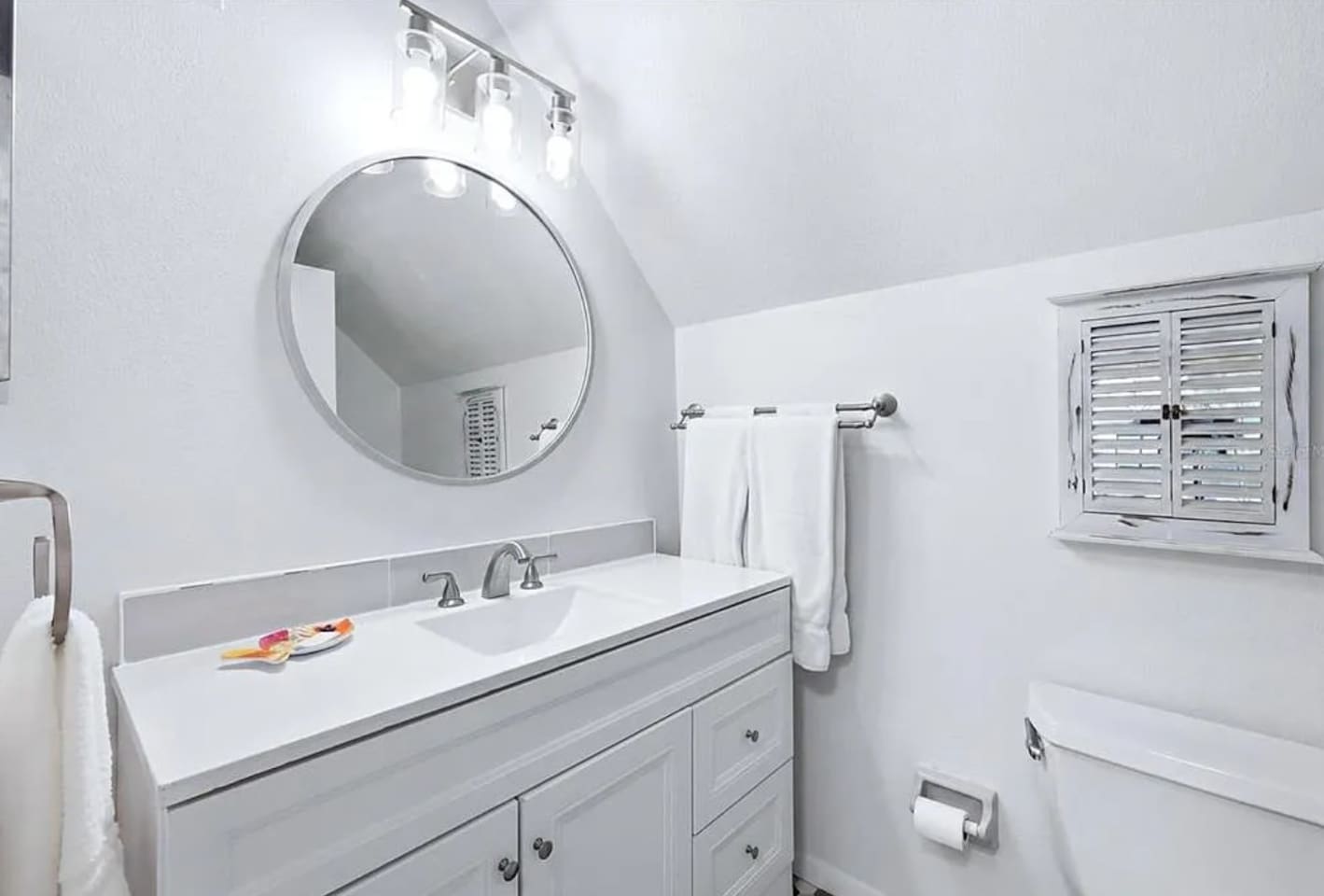 Full bath on upper level with shower/tub combo. Newly renovated! 