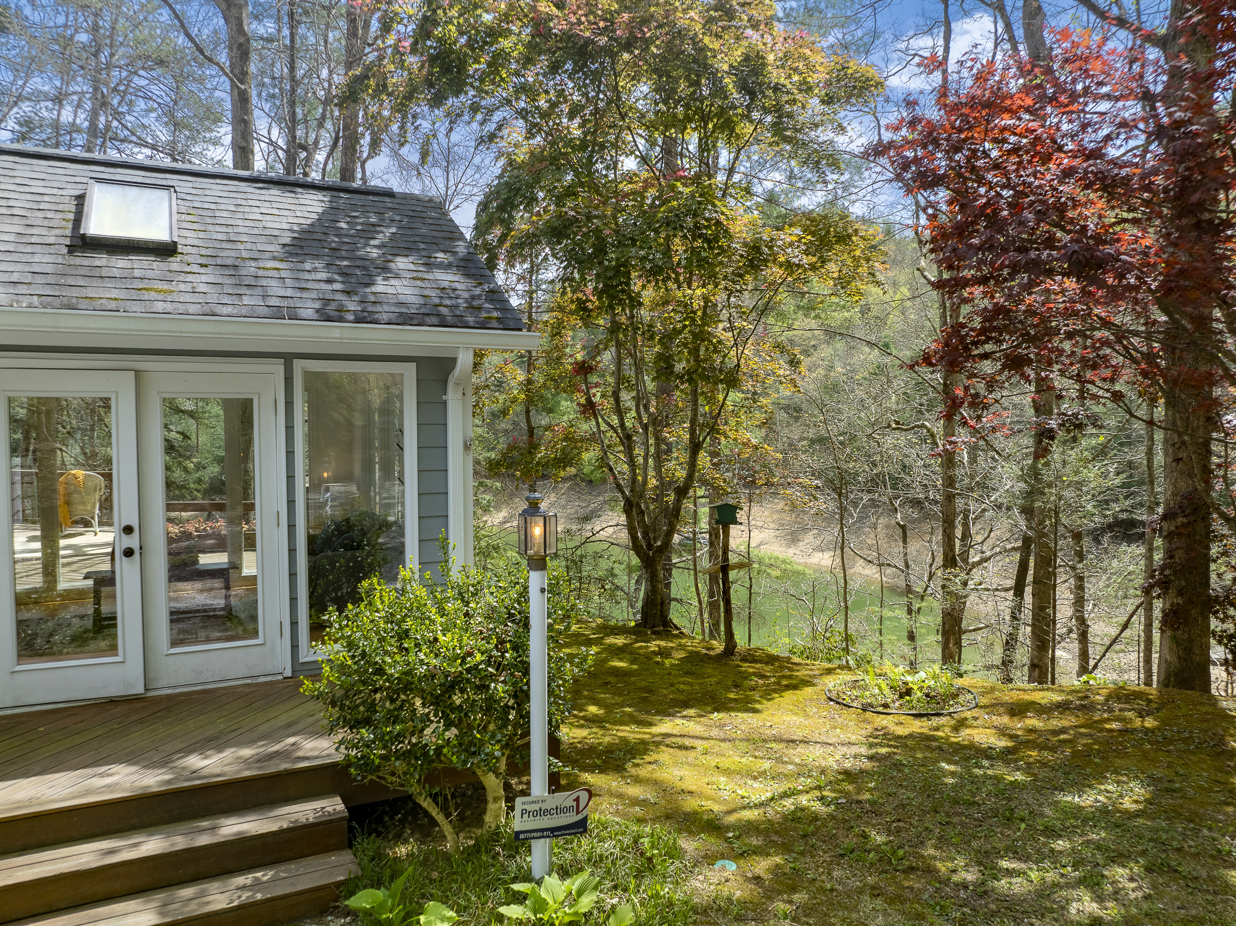 Outdoor Retreat: Tranquil nature views and vibrant foliage await your adventure outside!