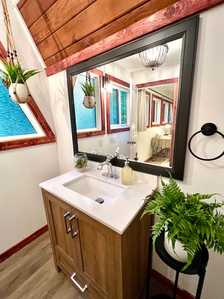 Main Floor Queen Bedroom Ensuite Bathroom