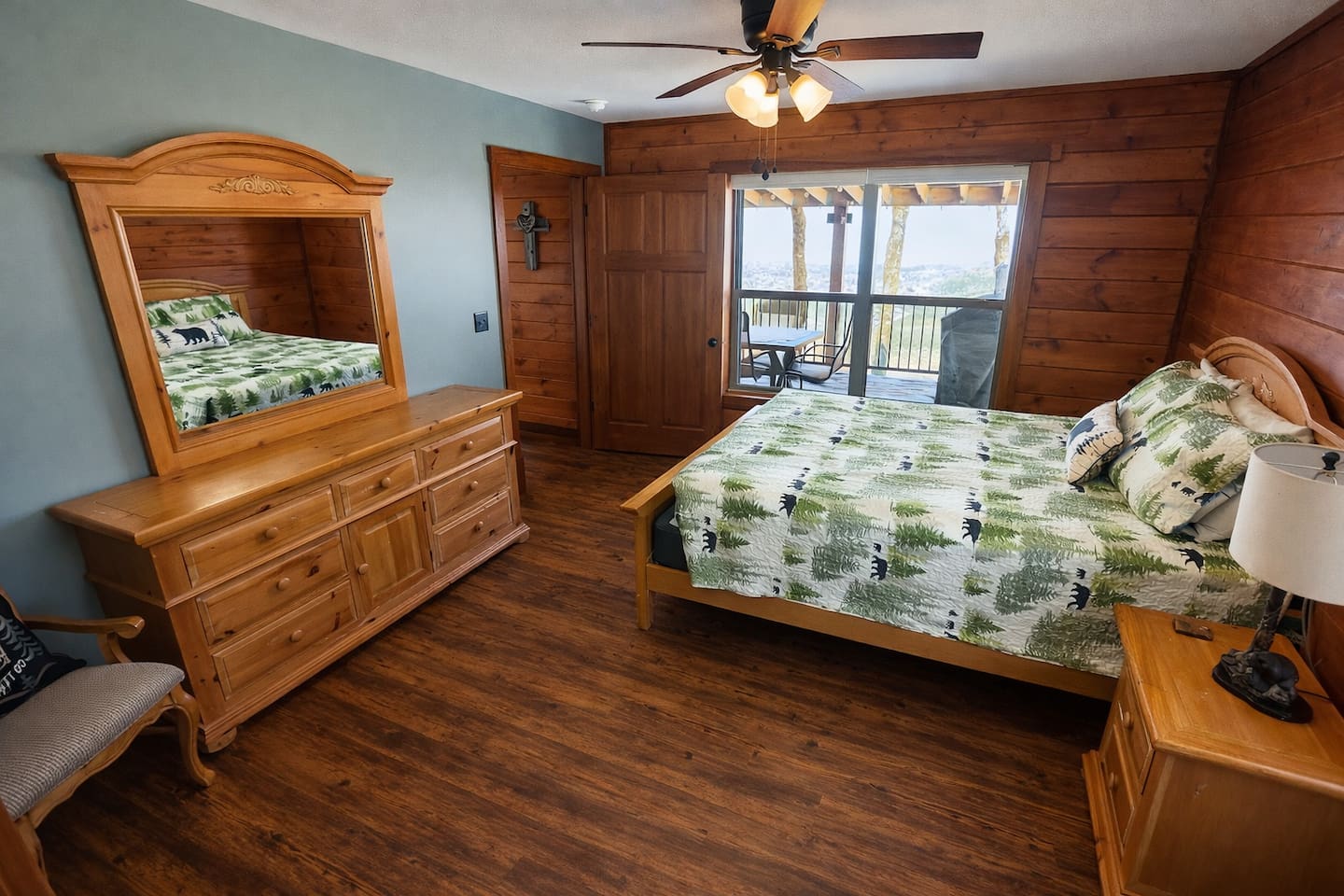 Downstairs Master Queen Bed