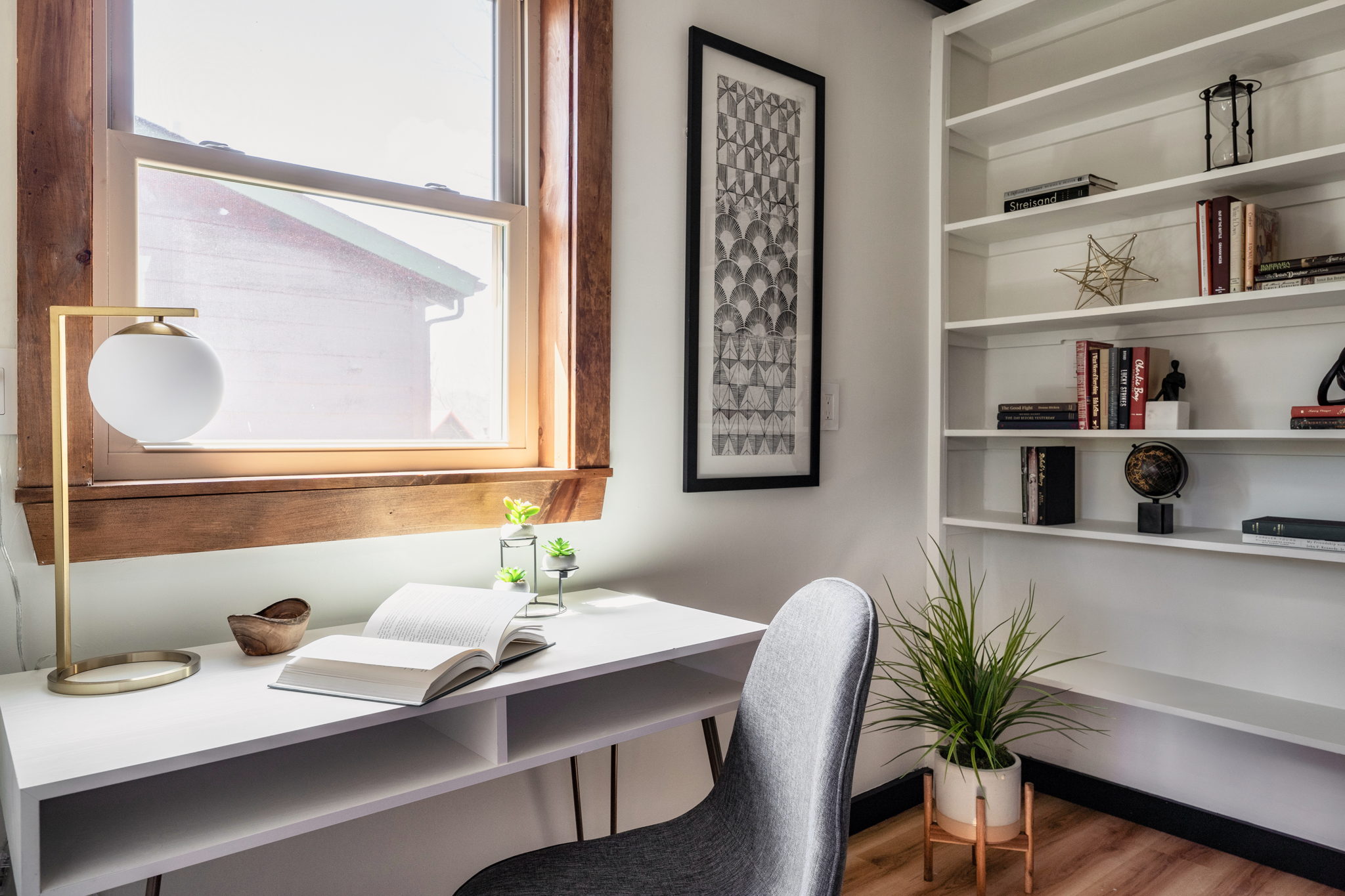 Boost your productivity in our sleek and modern work station, where every detail is designed to inspire creativity and focus.